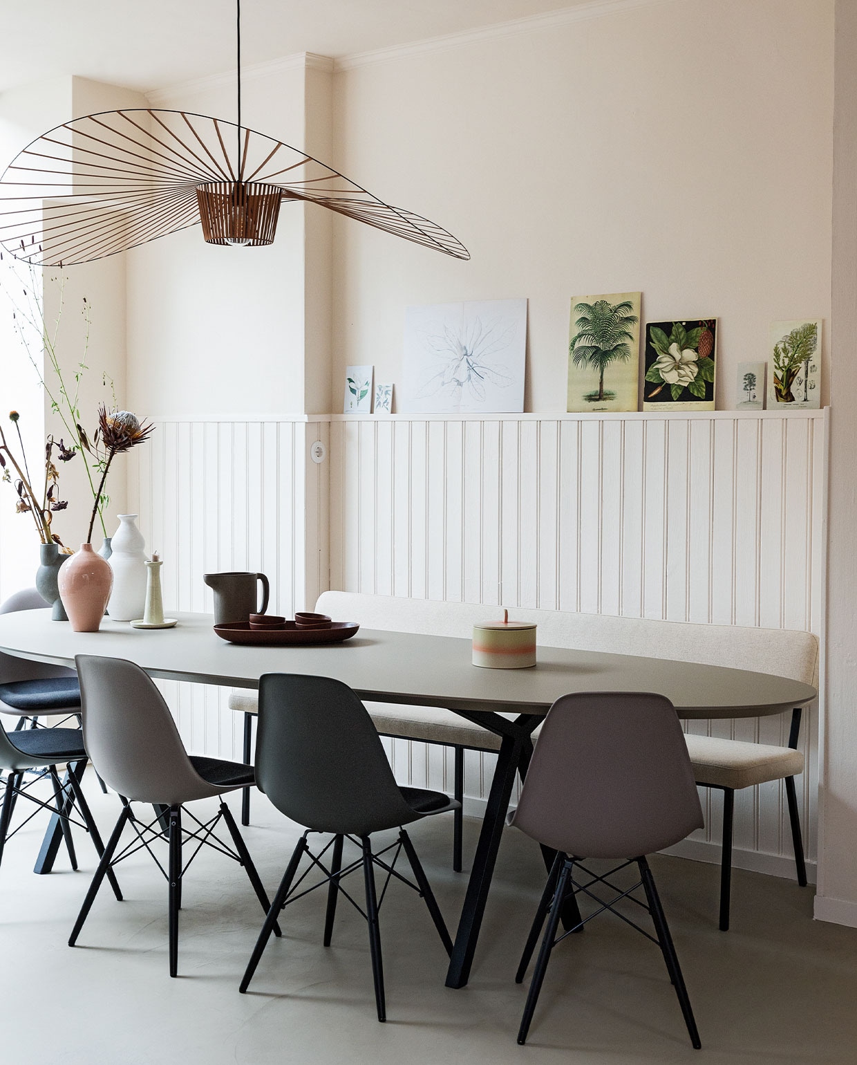 Tafel en bank Studio Henk. Lamp Petite Friture via Eijerkamp. Stoelen Eames via Vitra. Koektrommel HKliving. Witte vaas Household Hardware. Roze vaas De Bijenkorf. Grijze vaas vtwonen. Lichtgrijze vaas en waterkan Ikea. Kandelaar herkomst onbekend. Botanische platen zelfgemaakt. Wanden, lambrisering en plafond kleur Julie’s Dream van Little Greene. Vloer Lab Cementum kleur Brown Wood van Vestingh Paint. Stopcontact De Oude Schakelaar. vtwonen 2-2022 | styling Ilona Jongepier | fotografie Dana van Leeuwen | tekst Martine de Hoog