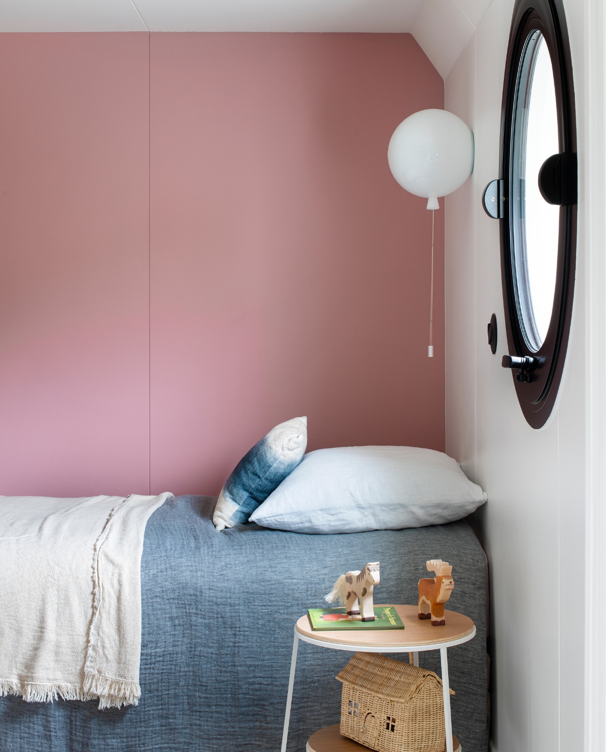 Muurverf Rose Hellebore van Little Greene, wandlamp Memory Brokis, beddengoed en plaid Haomy, kussens Lafayette Maison, hanglamp Flowerpot &amp;Tradition, bijzettafel Anatole Hartô. Overig onbekend. vtwonen 10-2022 | styling Marie-Maud Levron| fotografie Patrick Sordoillet