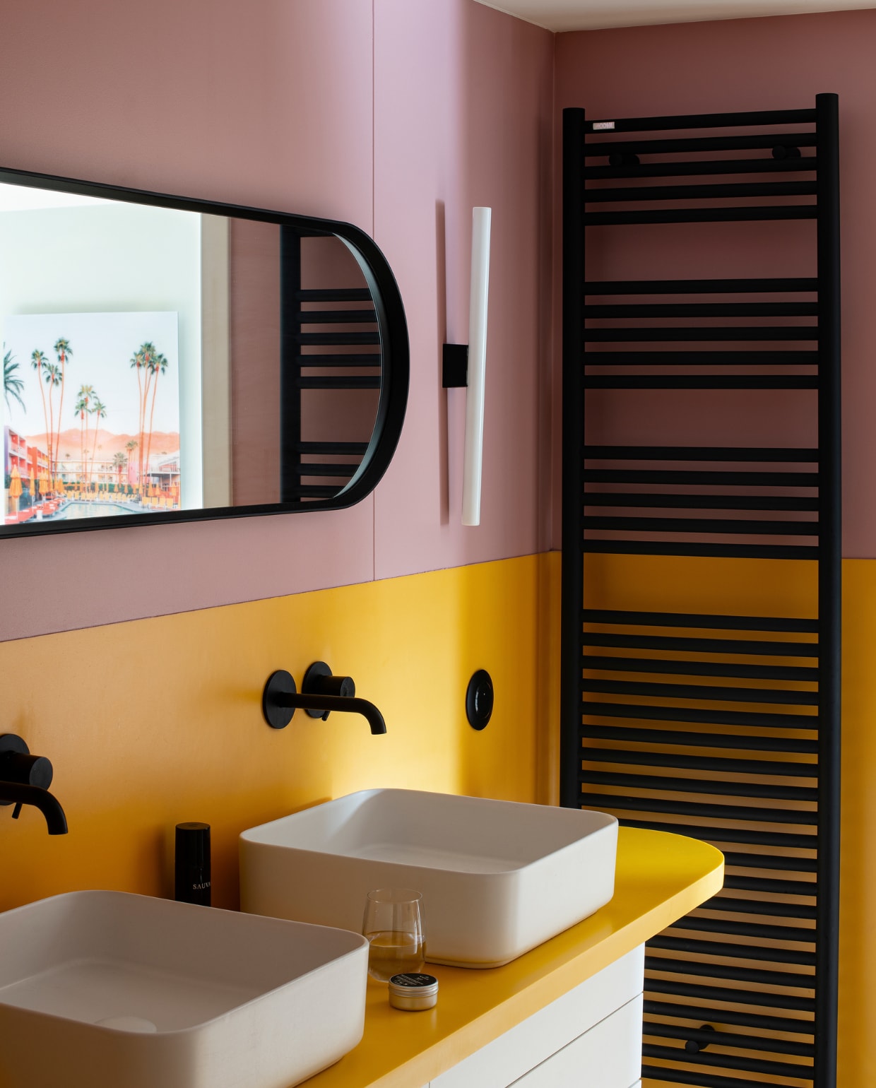 Muurverf geel Mister David en roze Rose Hellebore van Little Greene, wasbakken Cielo, kranen Triverde Cristina &amp; Ondyna, elektrische handdoekendroger Atoll Spa TSL-GF, spiegel Norm Menu, wandlampen Studio Zangra. Overig onbekend. vtwonen 10-2022 | styling Marie-Maud Levron| fotografie Patrick Sordoillet