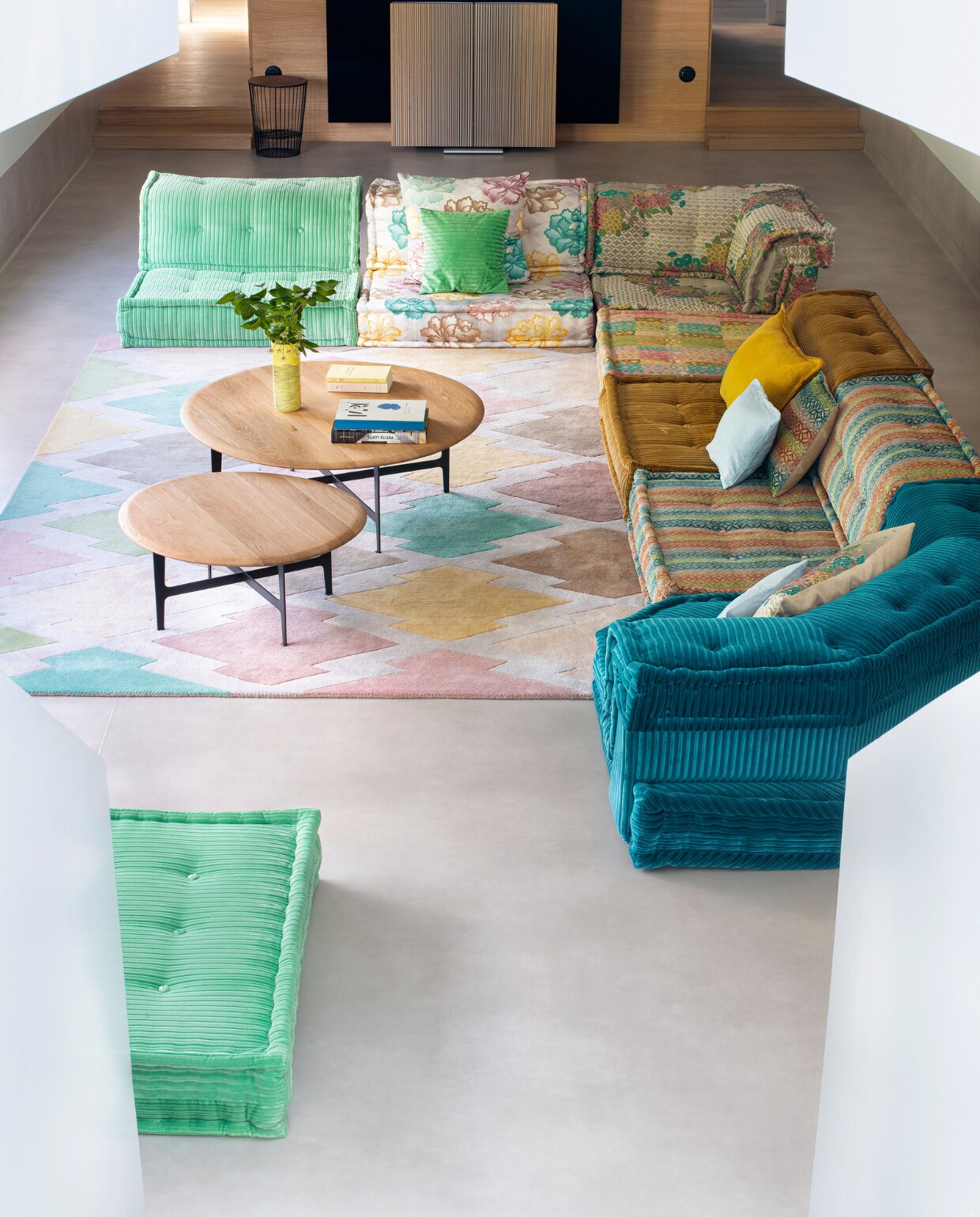 Muurverf Grey Stone van Little Greene, vloerkleed en banken uit collectie Mah Jong van Roche Bobois, bijzettafels van Am.pm. Overig onbekend. vtwonen 10-2022 | styling Marie-Maud Levron| fotografie Patrick Sordoillet