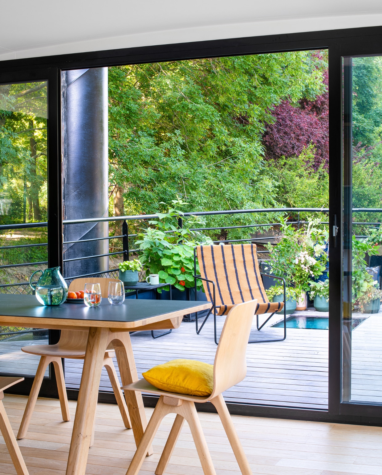 Buitenstoel Ferm Living, eettafel en stoelen Chevron van Guillaume Delvigne voor Dasras. Overig onbekend. vtwonen 10-2022 | styling Marie-Maud Levron| fotografie Patrick Sordoillet