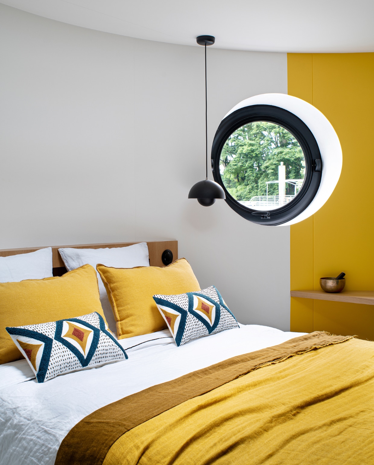 Muurverf geel Mister David en grijs Grey Stone van Little Greene, beddengoed Haomy, hanglamp Flowerpot van &amp;Tradition. Overig onbekend. vtwonen 10-2022 | styling Marie-Maud Levron| | fotografie Patrick Sordoillet