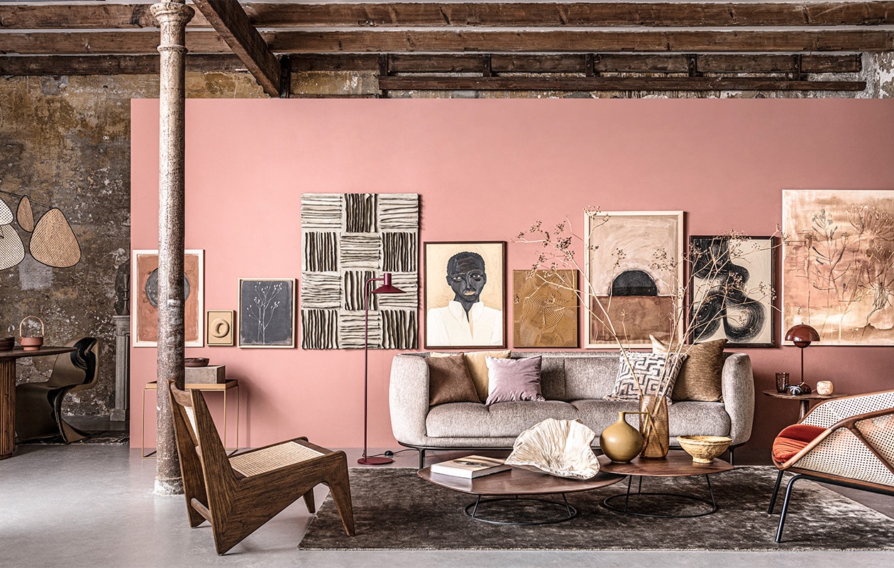 Op wand krijtverf in kleur Courtly Rose, per liter € 39,25 (pure-original.nl). Eettafel € 990,-, houten fauteuil met rattan zitting € 550,- (www.mimiettoi.com). Hanglamp € 511,90 (homestock.nl). Bruine schalen, per stuk € 32,90, theepot € 139,- (letoile.store). Beschilderde eetkamerstoel van Atelier de Rijk, prijs op aanvraag (tessaderijk.com). Schouw € 650,- (oudebouwmaterialen.nl). Kandelaar € 29,95, okergele kruikvaas € 55,-, geel kussen € 70,- (paviljoennoord.com). Okergele, metalen bijzettafel € 209,-, vloerkleed € 1848,-, fluwelen bank, prijs op aanvraag (vantil.nl). Fluwelen box, set van 3 € 125,-, gele papier-maché schaal € 41,50 (nordal.eu). Rode vloerlamp van Frandsen € 399,- (vtwonen.nl). Salontafels van notenhout, prijs op aanvraag, fauteuil met velours zitting € 1719,-, houten bijzettafel € 681,- (kasstoor.nl). Bruin kussen € 29,95 (zarahome.com). Zachtlila kussen € 45,-, kussen met print, prijs op aanvraag, beige velours kussen, prijs op aanvraag, glazen vaas € 320,-, tafellamp € 300,-, alabaster waxinelichthouder vanaf € 23,- (homestede.nl). Papieren kunstobject op tafel, prijs op aanvraag (elsavisser.com). Glas € 14,50 (brostecopenhagen.com). Handbeschilderde mok, set van 2 € 45,- (neeltjegeurtsen.com). Kunst aan de wand v.l.n.r. schilderij van Mei Fang Tan, prijs op aanvraag (meifangtan.com). 3D-kunstwerk van Atelier de Rijk, prijs op aanvraag (tessaderijk.com). Schilderij van Maartje van den Noort, prijs op aanvraag (maartjevandennoort.nl). 3D-kunstwerk van Margo van Erkelens, prijs op aanvraag (margovanerkelens.com). Schilderij van Peggy Kuiper, prijs op aanvraag (peggykuiper.com). Textuur schilderij Soil Earth € 290,- (theheritageseries.nl). Schilderij van Mei Fang Tan, prijs op aanvraag (meifangtan.com). Schildering op doek van Atelier de Rijk, prijs op aanvraag (tessaderijk.com). Schilderij van Maartje van den Noort via Kunstuitleen Voorburg, informatie op aanvraag (sbkvoorburg.nl). Overig privébezit. vtwonen special 03-2021 | styling Danielle Verheul | fotografie Sjoerd Eickmans