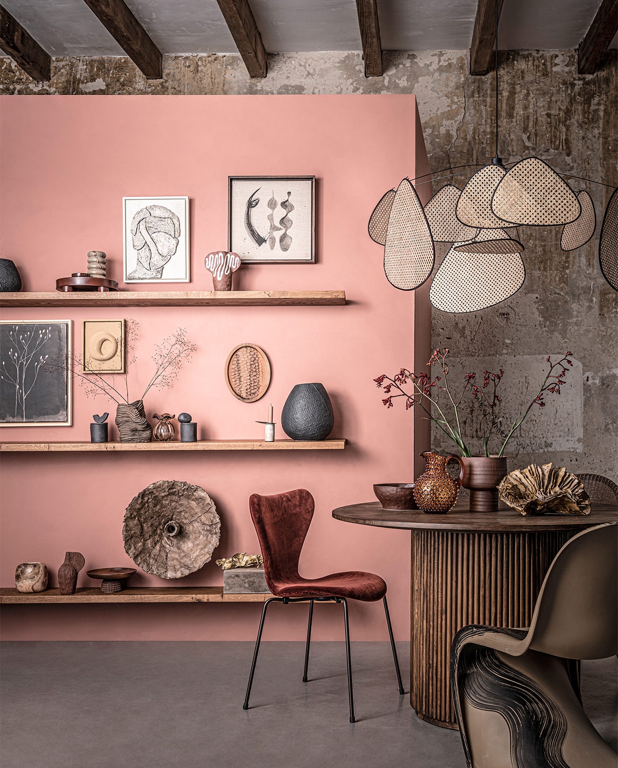 Op wand krijtverf in kleur Courtly Rose, per liter € 39,25 (pure-original.nl). Op maat gemaakte zwevende eikenhouten wandplanken afgewerkt met olie, per meter € 180,- (houthandelvansteen.nl). Op en om de bovenste plank: zwart keramieken vaas, prijs op aanvraag (vantil.nl). Dienblad € 59,- (kasstoor.nl). Marmeren vaas € 79,- (homestede.nl). 3D-portret door Margo van Erkelens, prijs op aanvraag (margovanerkelens.com). Terra kunstobject van Maria Lenskjold, prijs op aanvraag (theodeto.com). Schildering op doek van Atelier de Rijk, prijs op aanvraag (tessaderijk.com). Op en om de middelste plank: schilderij van Maartje van den Noort, prijs op aanvraag (maartjevandennoort.nl). 3D-kunstwerk van Atelier de Rijk, prijs op aanvraag (tessaderijk.com). Geurkaarsen in zwarte pot, per stuk € 85,-, bruine vaas Wobbly Vase € 240,- (2222studio.com). Glazen vaas met geschulpte rand € 30,-(nordal.eu). Houten bord € 130,- (homestede.nl). Marmeren kandelaar met zwart metalen accent € 35,- (brostecopenhagen.com). Zwarte keramieken vaas, prijs op aanvraag (vantil.nl). Op en om de onderste plank: Alabaster waxinelichthouder vanaf € 23,- (homestede.nl). Houten etagère € 163,- (kasstoor.nl). Terra kunstobject van Maria Lenskjold, prijs op aanvraag (theodeto.com). Grijs papieren wandobject, gouden papieren object, prijs op aanvraag (elsavisser.com). Grijsfluwelen box, set van 3€ 125,- (nordal.eu). Eettafel € 990,- (www.mimiettoi.com). Hanglamp € 511,90 (homestock.nl). Rode velours stoel € 649,- (kasstoor.com). Beschilderde eetkamerstoel van Atelier de Rijk, prijs op aanvraag (tessaderijk.com). Bruine wicker stoel € 450,- (vantil.nl). Bruin porseleinen schaal € 55,-, bruine steengoed vaas € 48,- (brostecopenhagen.com). Glazen karaf € 100,- (paviljoennoord.com). Papieren kunstobject op tafel, prijs op aanvraag (elsavisser.com). vtwonen special 03-2021 | styling Danielle Verheul | fotografie Sjoerd Eickmans