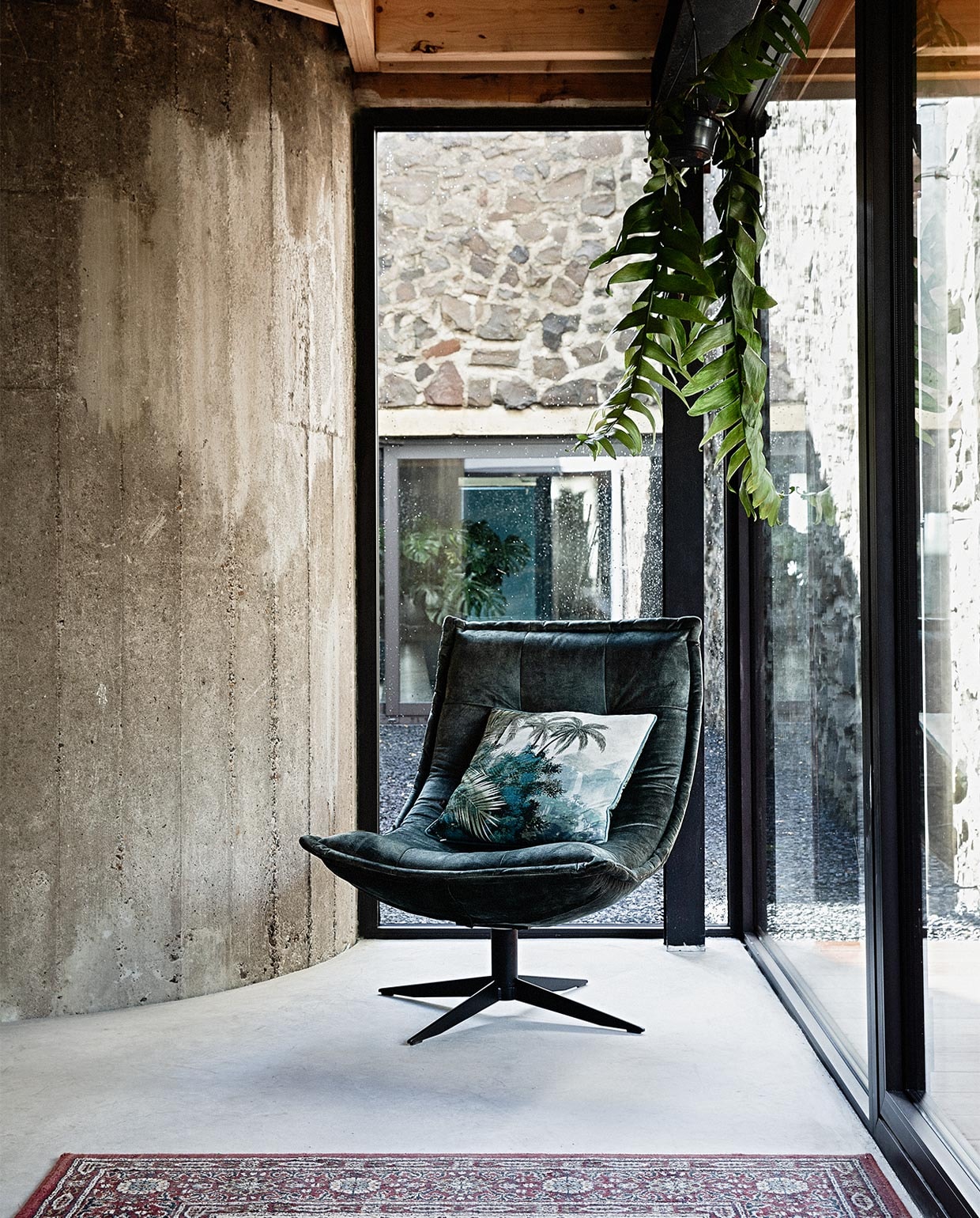 Draaistoel en kussen ByDennis. Overig privébezit JA | vtwonen 03-2022 | styling Ilona Jongepier  | fotografie Dana van Leeuwen