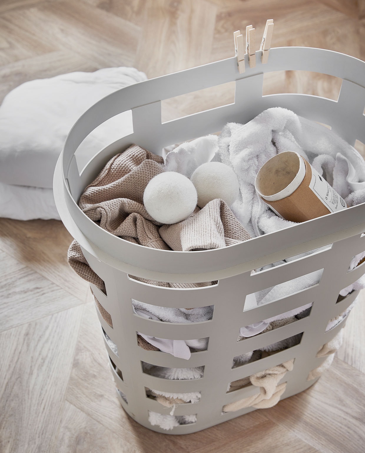 wasmand l – lichtgrijs – 62,5 cm – 49- (HAY), wasdroogballen – 3x 7,5 cm – wol vilt- 14,95 (Dille &amp; Kamille), Wasknijpers 36 stuks – hout – 3,95 (Dille &amp; Kamille), styling Studio Marit Saladini | fotografie Peggy Janssen | stylingassistentie Paolo Roseti