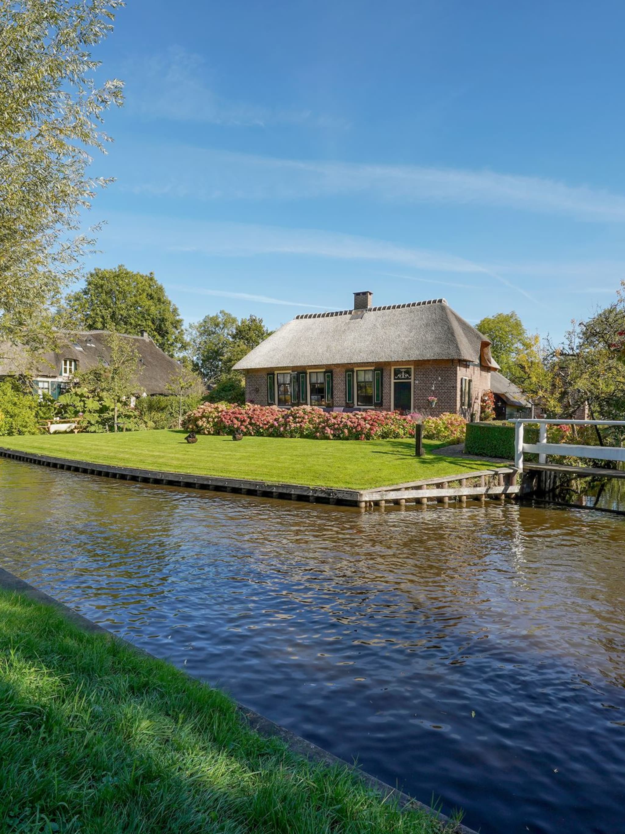 funda parel monumentale woonboerderij in giethoorn met eigen botenhuis