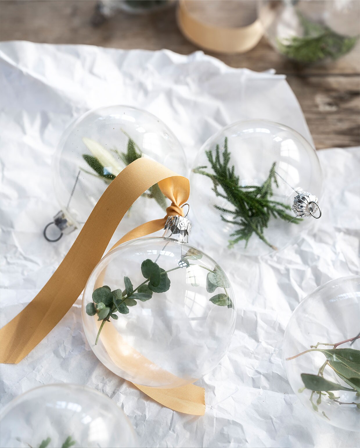 Glazen kerstballen, per stuk €1,89 (intratuin.nl). Lint, per meter € 1,50 (karteris.nl). vtwonen 12-2021 | styling Moniek Visser | fotografie Stan Koolen | assistentie Sanne Kiesling