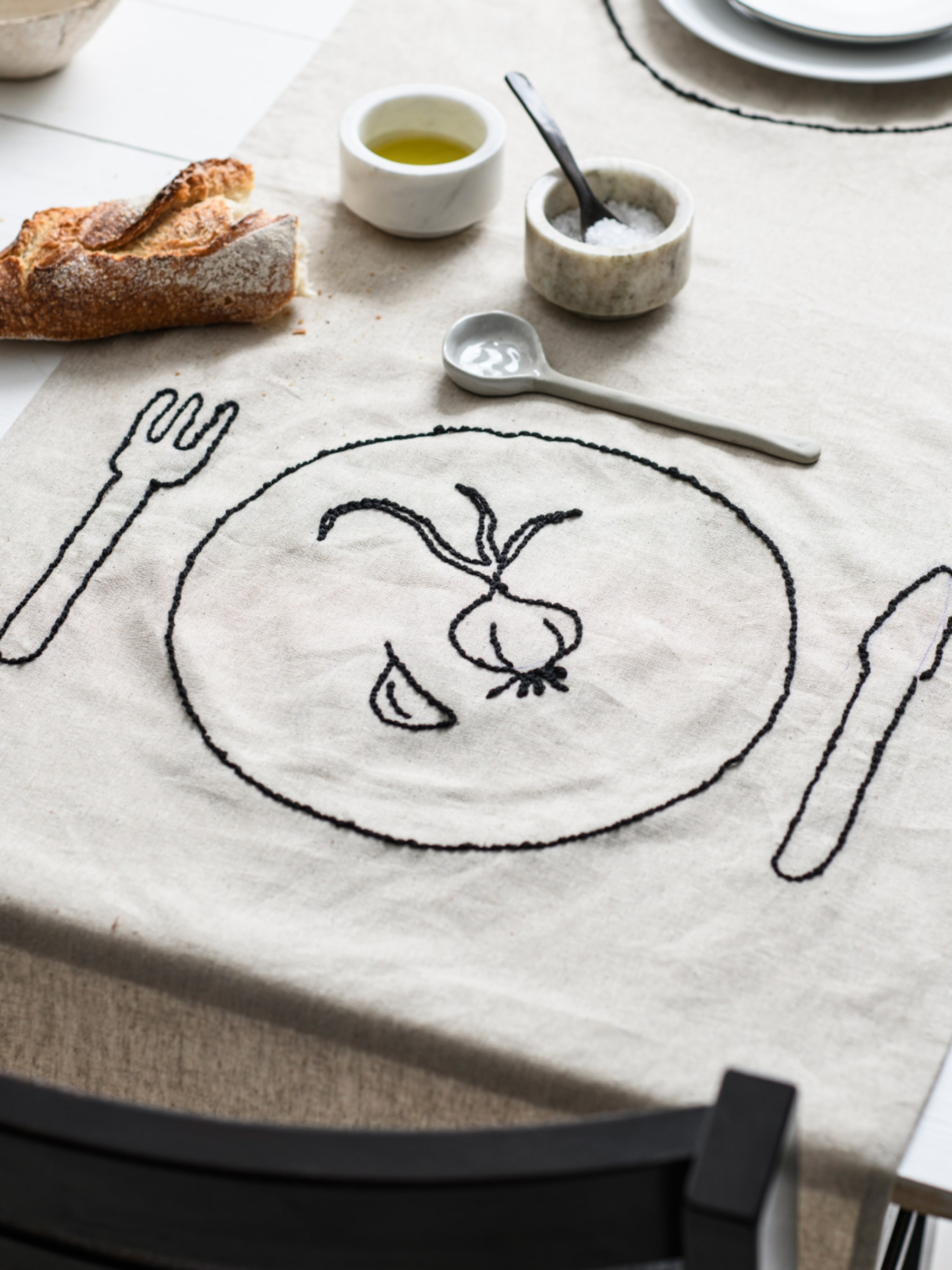 do it yourself een linnen tafelloper met smakelijke borduursels
