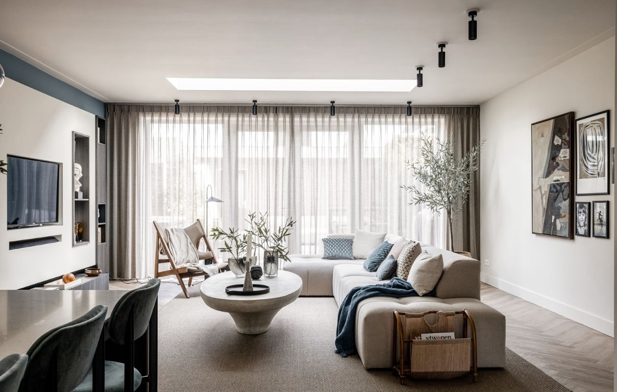 Plafondspots Lightinova. Verf muren Sandy Beach Flexa. Verf muren bij de tv Denim Drift Flexa. Wandkast van de bewoners, geverfd in Sandy Beach Flexa. Wandmeubel met verticale lattenwand en ledverlichting Meijer Maat Interieurs. Hoekkast met ledverlichting Meijer Maat Interieurs. Deuren GewoonGers.Bank Shark in de stof Sabbia 11 cream van Bodilson Eijerkamp. Vloerkleed Luca 6704 Cunera. Fauteuil van Menu Eijerkamp. Salontafel La Nena . Donkergrijze, bijzettafel H&M, Zwarte vloerlamp Arum van Ferm Living vtwonen. Kunstwerk IJmuiden van boven BOKETO art. Poster Three Openings Vase The Poster Club. Poster Layered The Poster Club. Fotolijsten Hema. Kussens Ducky Dons Eijerkamp. Kussenhoes Claudi Eijerkamp. Blauw plaid van Malagoon vtwonen. Linnen plaid, linnen kussens By Mölle. Beige bloempot van Serax vtwonen. Witte kandelaar, half stenen blokken Zara Home. Notitieboek Baden Baden Interior, Ornament van HKliving Eijerkamp. Zandkleurige vaas met ribbel Nordal. Wit keramieken. kandelaar H&M. Kandelaar met twee armen van Ferm Living vtwonen. Marmeren siervorm Nordal. Op de salontafel: Rond ornament van House Doctor Eijerkamp, Vazen Eijerkamp. Dienblad van Woud Eijerkamp. Kandelaar met twee armen Nordal. Kaarsen Hema. Olijftak 138217 Silk-ka . Olijfboom 133236 Silk-ka. Overig privébezit  Weer verliefd op je huis seizoen 17 aflevering 4 | styling Liza Wassenaar | fotografie Sonja Velda