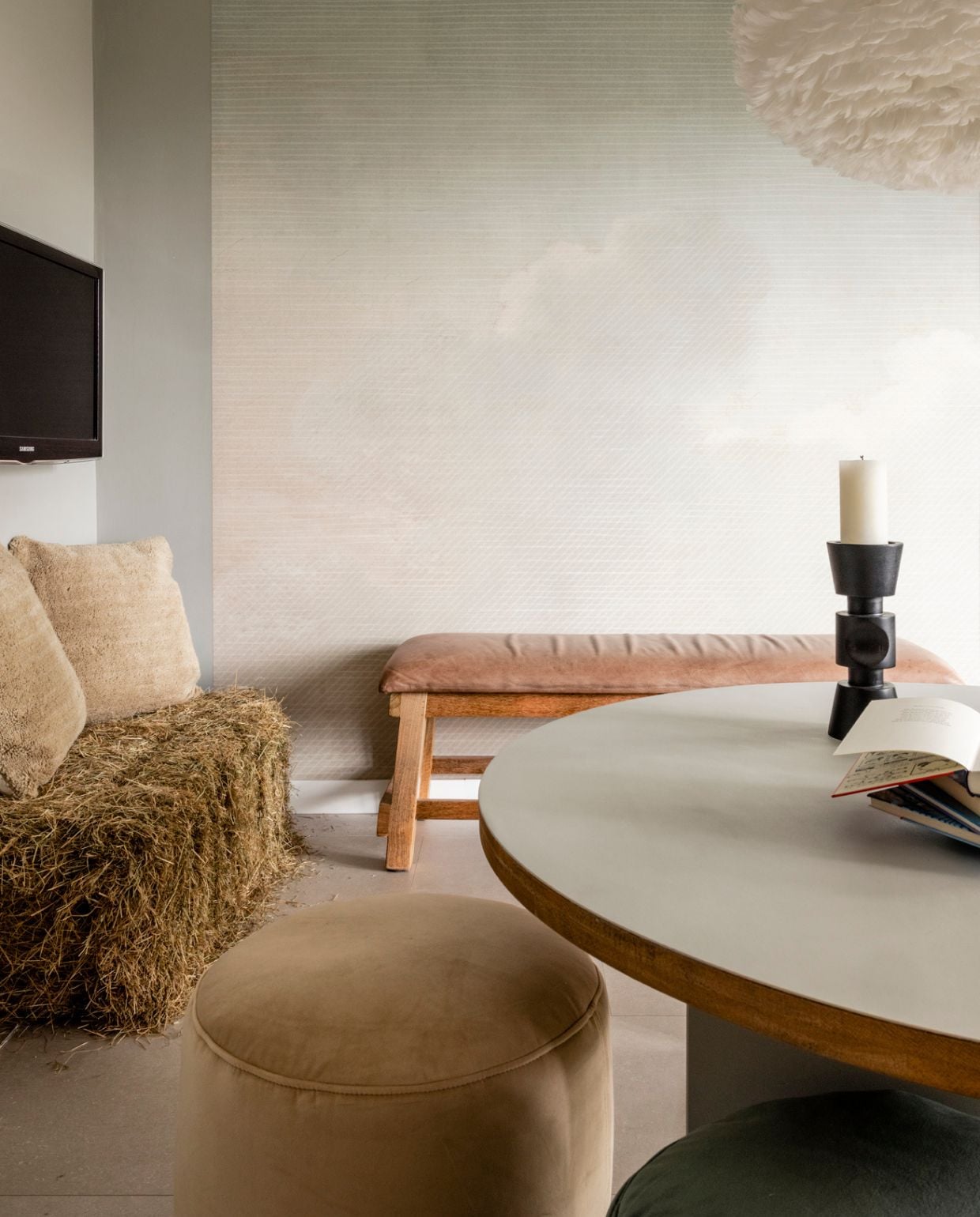 Ronde tafel: de ijzeren voet van de oude tafel is vervangen door een op maat gemaakte kubus van MDF en geverfd in Saliegroen, oude kast geverfd in Camouflage Green Flexa. Behang Wallpower uit collectie Wallpower Favourites, artikelnummer 309036 Eijffinger. Groene poef Point Velvet Sage, bruine poef Point Velvet Camel Fatboy. Weer verliefd op je huis aflevering 8 seizoen 17 | styling Frans Uyterlinde | fotografie Sonja Velda