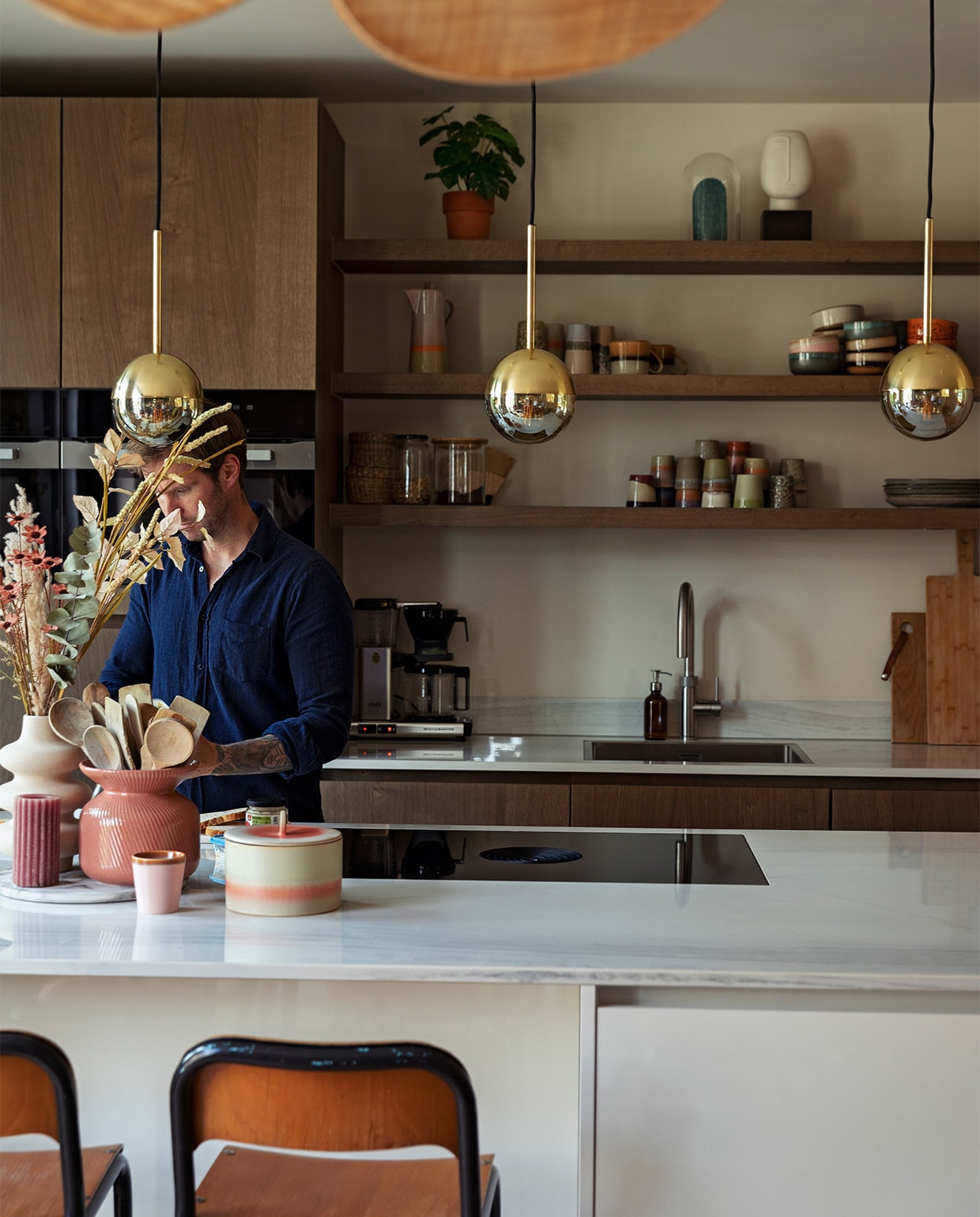Keuken Van Ginkel Keukens. Hanglampen H&amp;M Home. Servies HKliving. Krukken Marktplaats. Overig onbekend. vtwonen 10-2021 | styling Ilona Jongepier  | fotografie Dana van Leeuwen