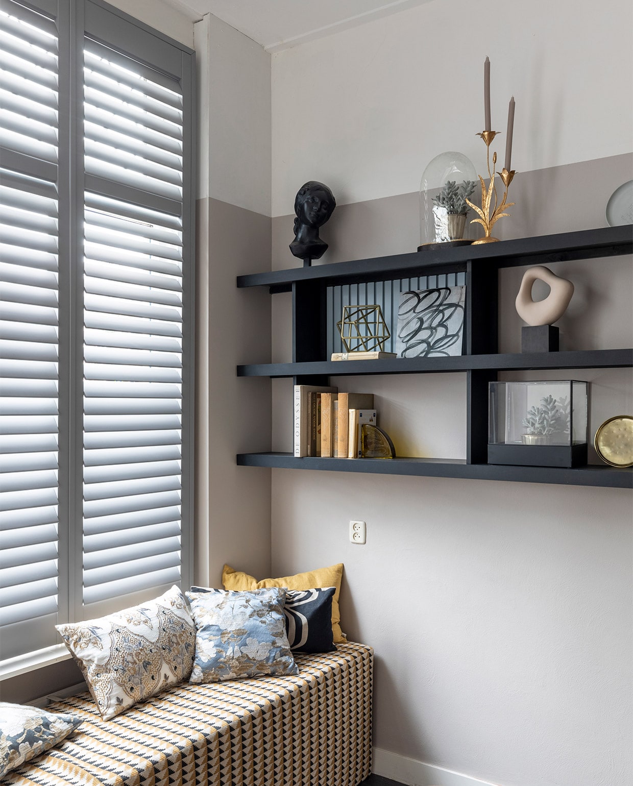Flexa Easycare Muren muurverf Urban Taupe, verf wandpanelen Midden Marmer (flexa.nl). Pvc-vloer Country Oak 54991 van Moduleo, prijs op aanvraag (woninginrichting-aanhuis.nl). Shutters in de kleur Signal Grey, prijs op aanvraag (jasnoshutters.nl). Houten lijsten Claire Dark, per stuk € 64,- (verno.com). Kunstwerken artprint flora, prijs op aanvraag (maartjevandennoort.nl), afgedrukt door Drukkerij Flora, prijs op aanvraag (drukkerij-flora.nl). Overig herkomst onbekend. JA | vtwonen weer verliefd op je huis | seizoen 15, aflevering 12 | styling Liza Wassenaar | fotografie Margriet Hoekstra