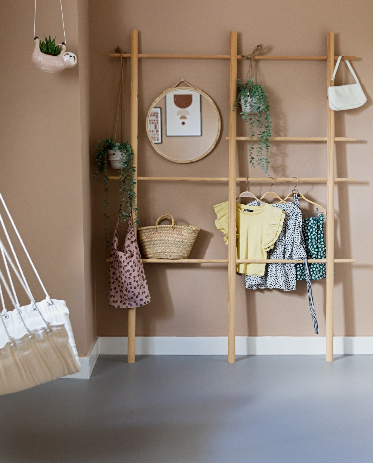 Muurkleur GN-087-07. Wandrek Ikea. Spiegel H&amp;m Home. Mand Dille &amp; Kamille. Hangpotten, plant Nørd Conceptstore. Op de vloer ligt linoneum. Overig onbekend. vtwonen 10-2022 | styling Ilona Jongepier | fotografie Dana van Leeuwen