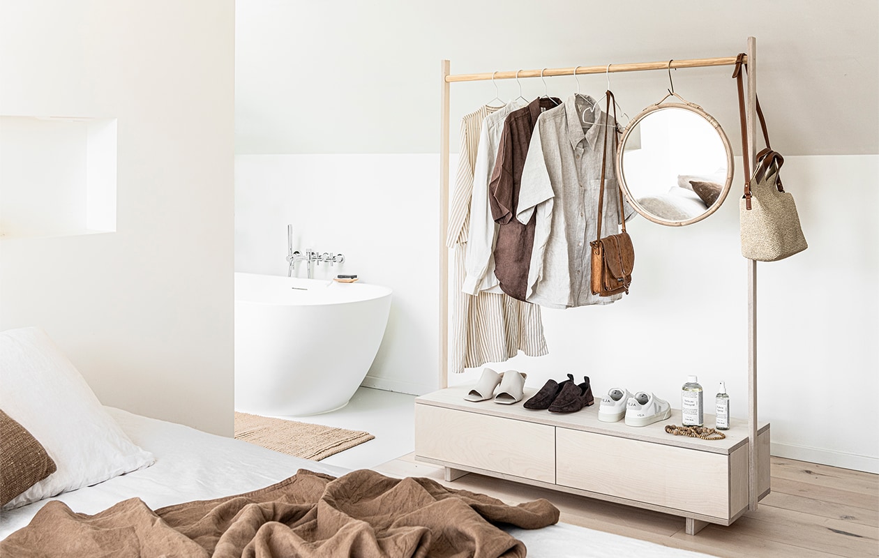 Spiegel € 49,99 (hm.com). Leren beige muiltjes € 89,-, fabric spray € 12,-, fles delicate detergent € 9,-(stories.com). Bruin suède loafers € 150,-, leren gympen Veja Campo € 125,-, gevlochten tas € 89,-, beige linnen blouse met korte mouw € 49,-, bruine linnen blouse € 49,-, witte blouse met lange mouw € 79,-, juten vloerkleed,70×150 cm € 59,- (arket.com). Linnen dekbedovertrek, kleur Tabak, 240×220 cm € 79,99 (zarahome.com). Gestreepte jurk beige/wit € 79,95 (studione9en.nl). Kledinghangers per 5 stuks € 3,99 (ikea.com). Overig privébezit. vtwonen 08-2021 | styling Kim van Rossenberg  | fotografie Sjoerd Eickmans