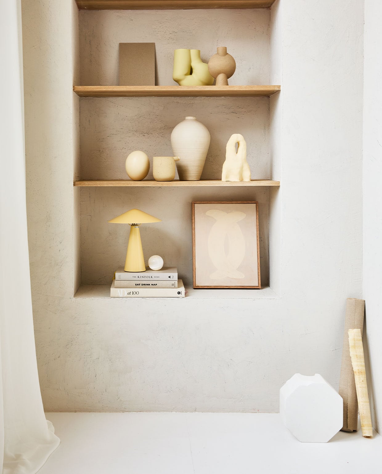 Vaas Shell Pot van Ferm Living € 99,-, vaas Forma large van Bolia € 90,- (vtwonen.nl). Lichtblauwe kandelaar van &amp;Klevering € 35,- (groenenakker.nl). Witte kom op trap € 39,99 (zarahome.com). Vazen met bol erop op bovenste plank prijs op aanvraag (byjoa.nl). Witte vaas cirkel € 14,99 (hm.com). Vaas van 101CPH op tweede plank € 39,- (debijenkorf.nl). Schaal op voet € 59,95 (urbannatureculture.nl). Overig privébezit. vtwonen 04-2022 | styling Cleo Scheulderman | fotografie Jeroen van der Spek | Assistentie Krystel-Jane Robinson, Jamaine Festen
