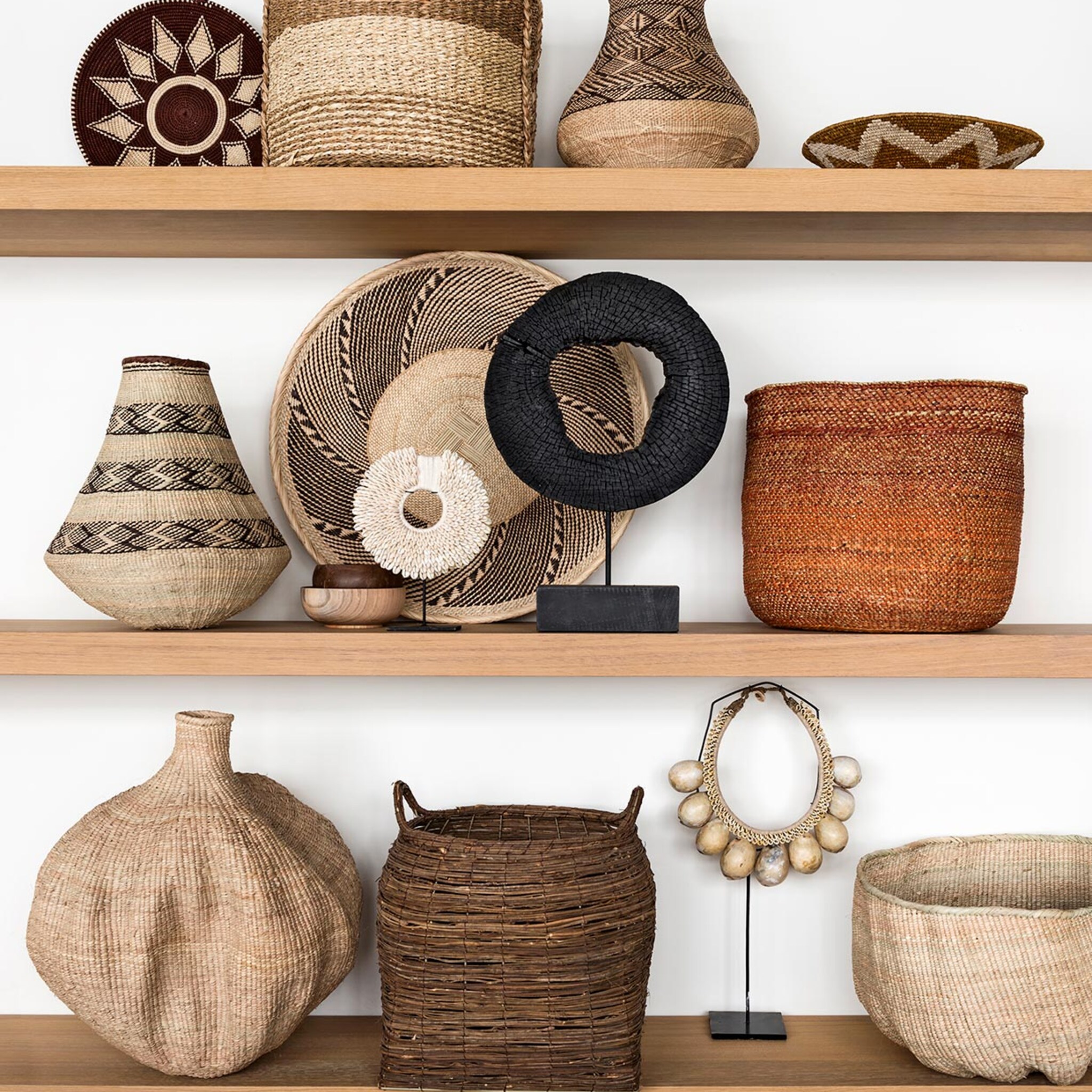 5x decoratie stylen op een wandplank in de woonkamer