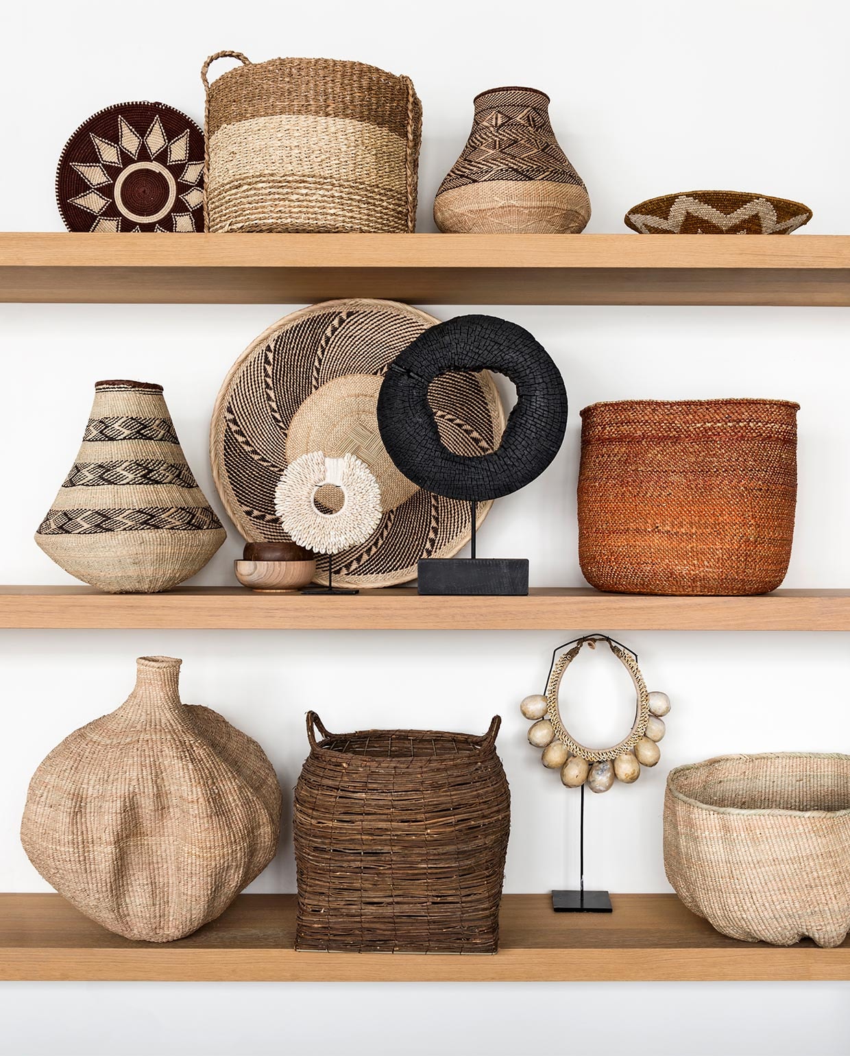 Eikenhouten planken prijs op aanvraag (Amsterdamsche Fijnhouthandel). Onderste plank van links naar rechts: Bulawayo Gourd basket € 72,- (boxworx.nl). Mand met hengsels € 43,95 (Storebror). Mand van palmblad uit Zimbabwe € 109,-(Couleur Locale). Ornament privébezit. Middelste plank van links naar rechts: Bing Gourd pot € 65,-, Binga schaal € 39,50 (boxworx.nl). Wit ornament met schelpen € 59,95, ornament met zwart hout € 79,95, houten schaaltje € 9,95, kokosschaaltje € 3,25, steenoranje mand per set van 3 € 269,- (HK Living). Bovenste plank van links naar rechts: Zienzele mand links en rechts vanaf € 29,95 (Couleur Locale). Mand met drie kleurstroken uit set van 2, 40x40x40 cm en 36x36x38 cm € 79,90 (HK Living). Binga Gourd pot uit Zimbabwe € 65,- (boxworx.nl). vtwonen 02-2018 | styling Marianne Luning | fotografie Stan Koolen