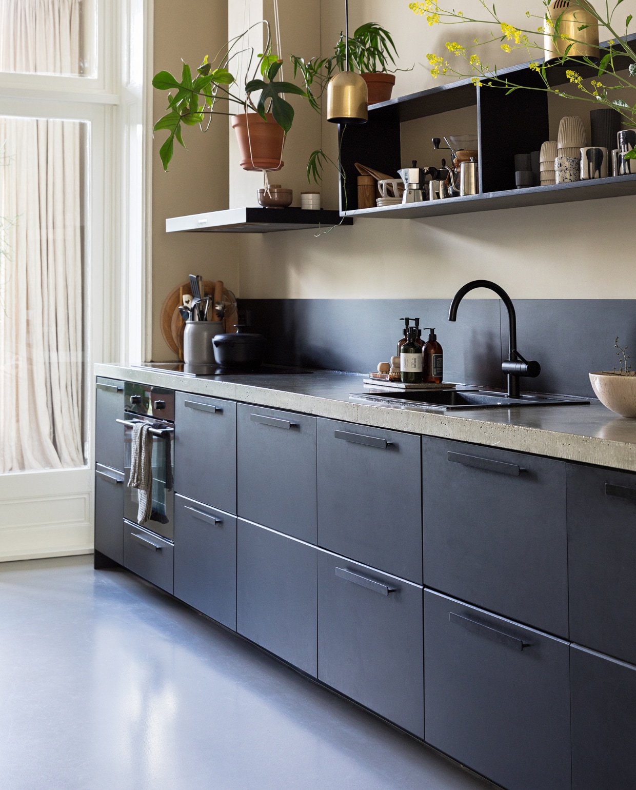 Keuken Ikea met zelfgegoten betonnen blad. Wandkast zelfgemaakt. Lampen kringloop. Overig via Nørd Conceptstore. vtwonen 10-2022 | styling Ilona Jongepier | fotografie Dana van Leeuwen