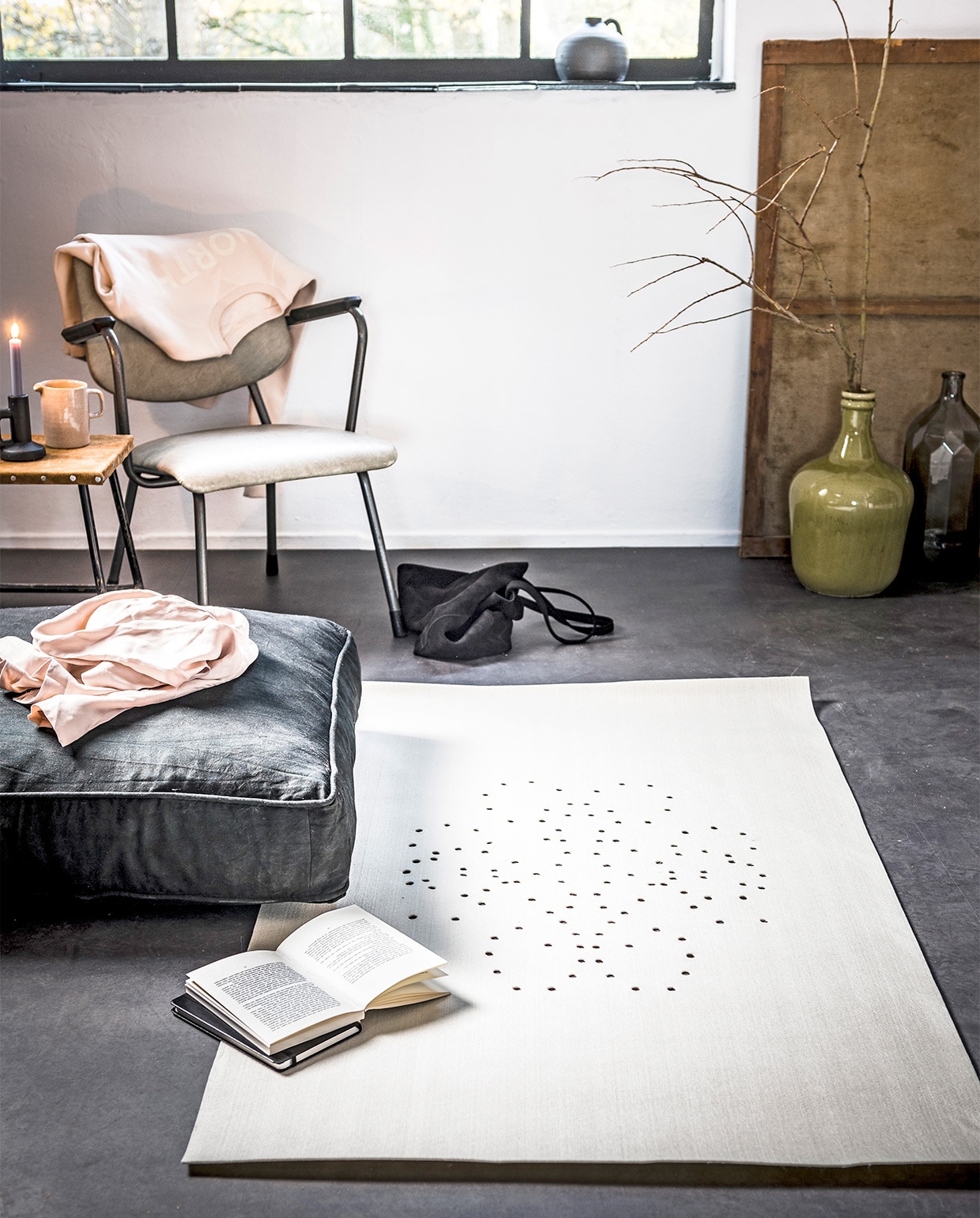 Ecru vilt op rol, 3 mm dik, dit kleed meet 100×150 cm, per ½ m € 5,95 (De Viltshop). Holpijpjes, los of per set (bouwmarkt). Loungekussen, 80x80x15 cm € 169,- (Household Hardware). Stoel Kembo € 155,- (Vivre Interieur Authentique). Krukje (Combitex). Suède tas € 79,99, blouse € 59,99, sweater € 69,99 (Sissy-Boy). Transparante vaas € 49,95, olijfgroene vaas € 45,-, matzwarte kan uit de collectie van vtwonen € 12,95, kandelaar € 9,95, nude-kleurig kannetje € 6,95 (Nijhof). vtwonen 04-2017 | styling Marlies Does | fotografie Sjoerd Eickmans