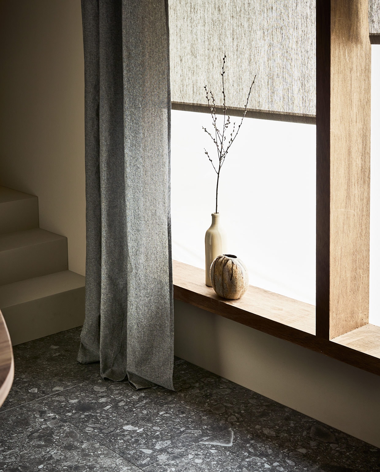 Gordijn Droplet, donkergrijs, lichtdoorlatend, met ring, 270×140 cm (hxb) € 52,99. Rolgordijn Typhoon, lichtdoorlatend, 190x 60/90/120/150/180/210 cm (hxb)vanaf € 45,29. vtwonen 07-2021  | Productie Tanja Saarberg | Styling Cleo Scheulderman | Fotografie Jeroen van der Spek