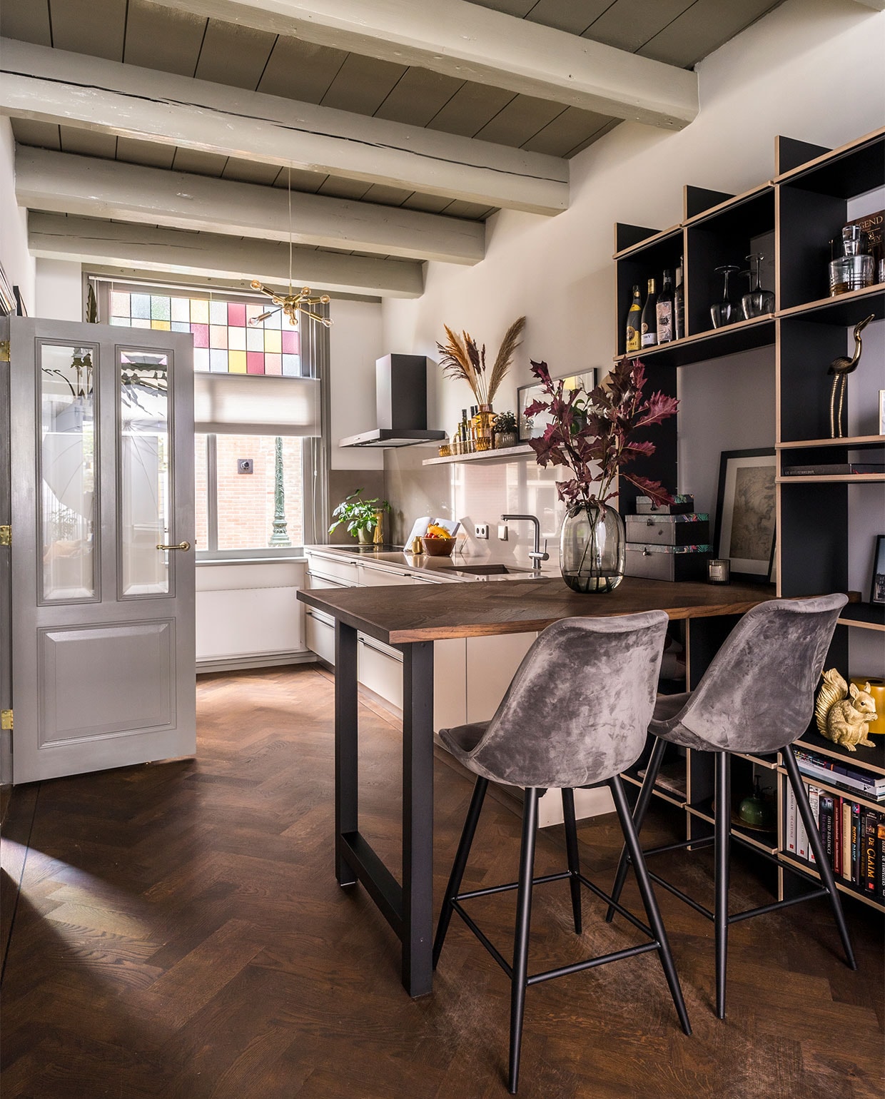 Zwart gebeitste kast van MDF met geïntegreerde bartafel eigen ontwerp, zonder schroeven en spijkers gemonteerd. Wijnglazen Broste Copenhagen. Stier geboetseerd door Jennifers vader, een van de vaasjes komt uit pottenbakkerij Dinges van Boys vader. Vaas Made, lamp Moody Zuiver, gouden reiger Skyler. vtwonen special binnenkijken 06-2022 | producie CoCo Features | fotografie Muk van Lil, Chiela van Meerwijk