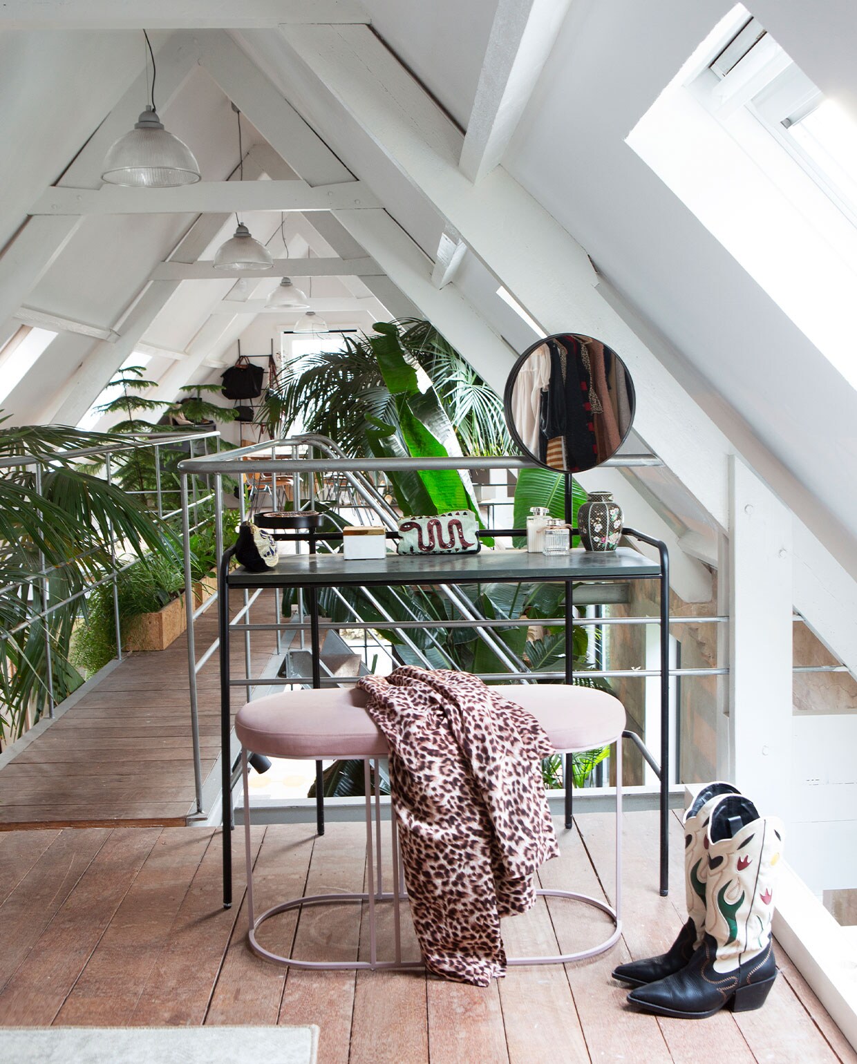 Make-uptafel met spiegel en zitje Made. Vloerkleed Marktplaats. Plaid Sissy-Boy Homeland. Laarzen onbekend. vtwonen 13-2021 | productie De Rookerij | styling, fotografie en tekst Jeltje Janmaat | tekstbewerking Anne van den Dool