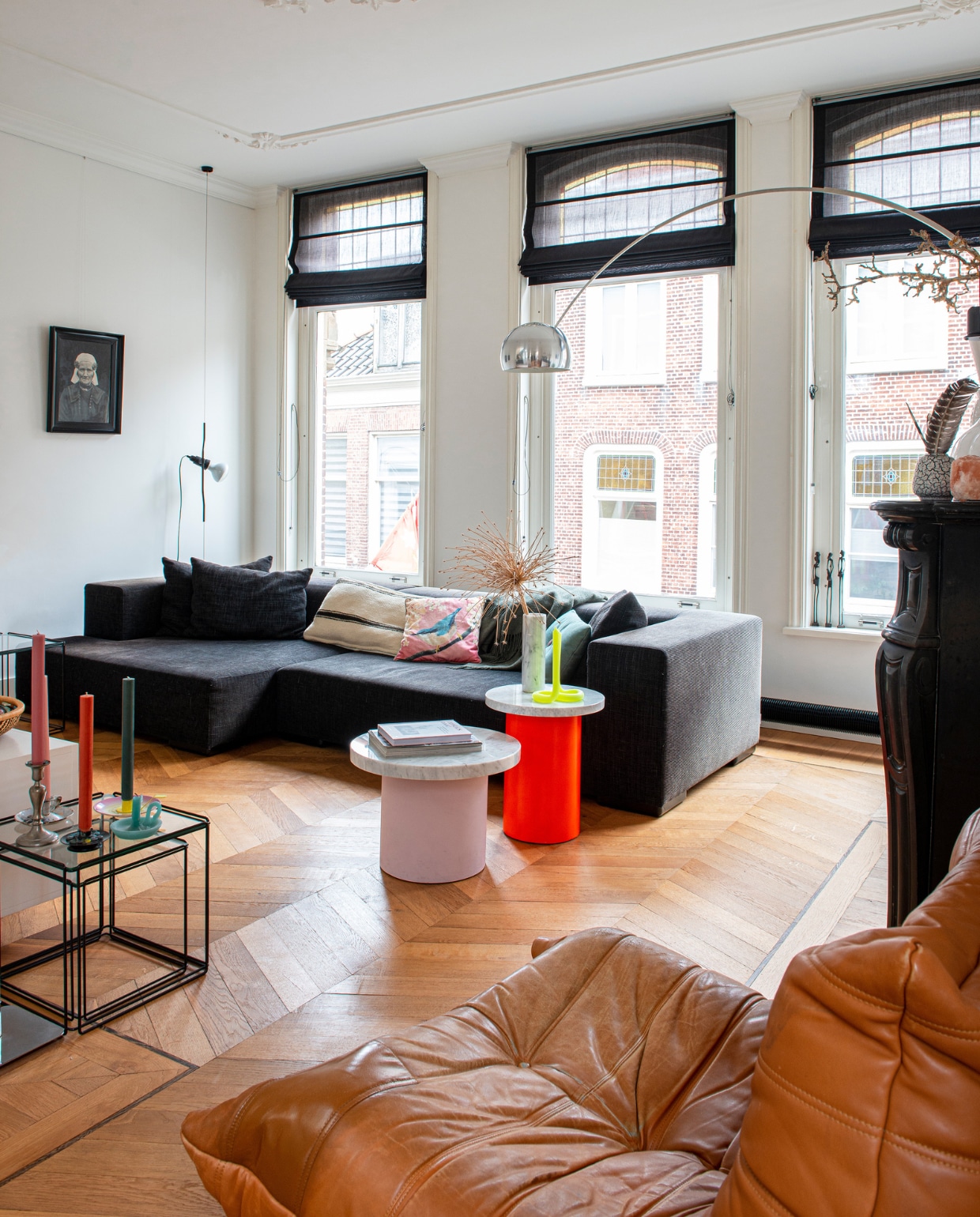 Plafondornamenten Het Schippertje, booglamp Arco en hanglamp Parentesi van Floss, kussens Household Hardware en de Bijenkorf, vintage bijzettafels Isocele Nesting Tables van Max Sauze kringloopwinkel, dinerkaarsen Petit Depot, ronde bijzettafels met marmeren blad zelfgemaakt, kaars Twist van Lex Pot via Kunstcentrum Haarlem, fauteuil Togo van Ligne Roset via Marktplaats, houten vloer van verouderd eiken zelf gelegd in Hongaarse punt, portret van voorouders, raambekleding Bece, bank onbekend. vtwonen 10-2022 | productie De Binnenkijkers | styling Jeske Weel | fotografie Caroline Coehorst