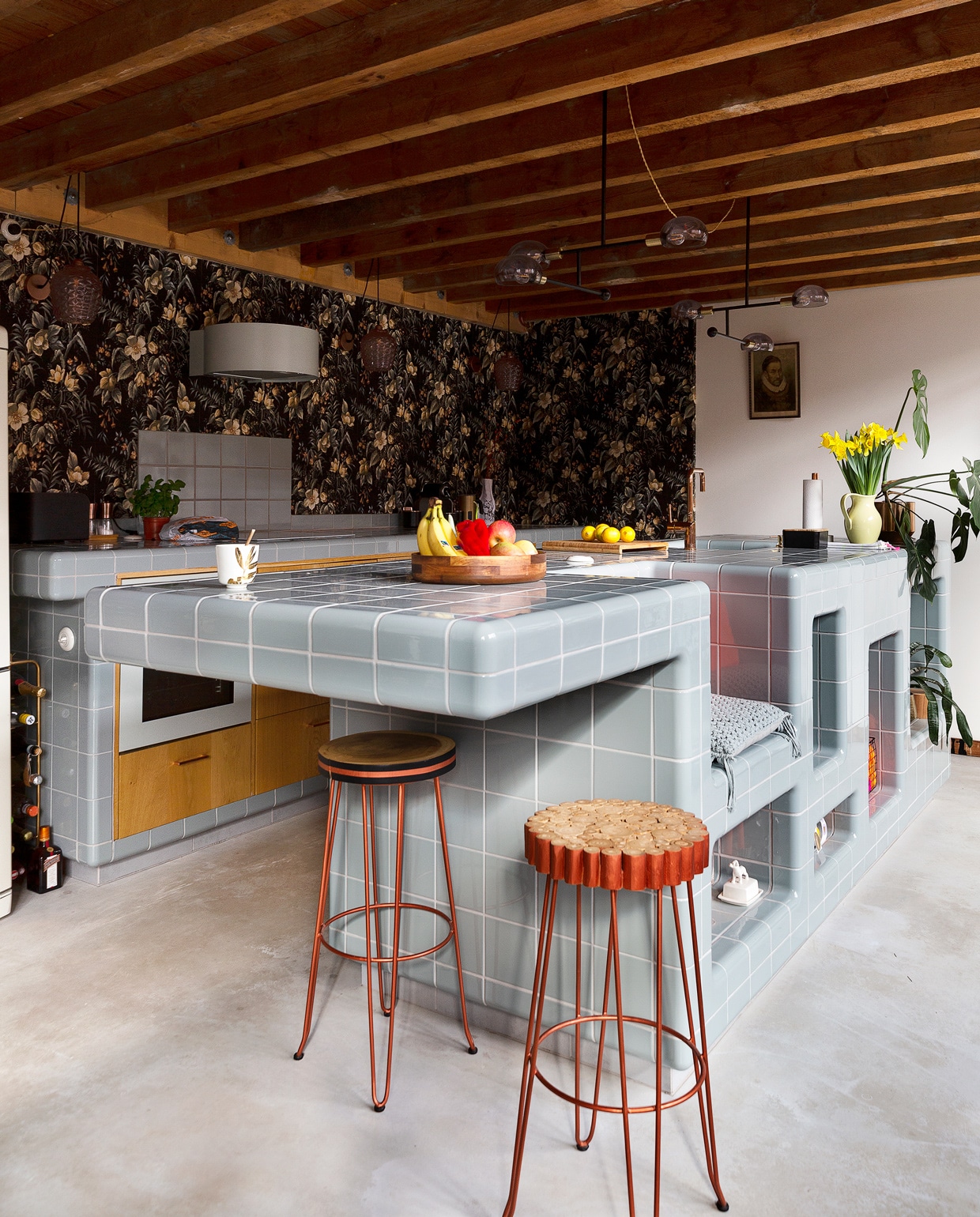Dtile keuken zelfgemaakt. Kraan Nivito. Houten groenteschaal Hema. Snijplank Ikea. Dutchbone fauteuil Loods 5 Garage. Barkrukken Kave Home Farley. Hanglampen Made.Koelkast M-system. Afzuigkap, apparatuur en inductieplaat Ikea. Natuurbehang Hornbach. Overig onbekend. vtwonen 10-2021| Styling Emmy van Dantzig | fotografie Jansje Klazinga | tekst Jack Meijers