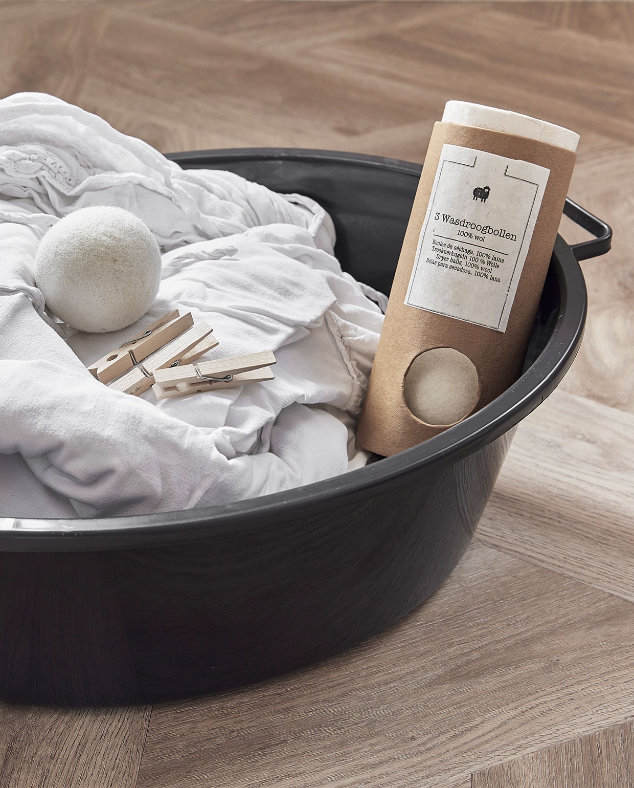 wasdroogballen – 3x 7,5 cm – wolvilt- 14,95 (Dille &amp; Kamille), Wasknijpers 36 stuks – hout – 3,95 (Dille &amp; Kamille), teil zwart van gerecycled palstix– (Mijn stijl) styling Studio Marit Saladini | fotografie Peggy Janssen | styling assistentie Paolo Roseti