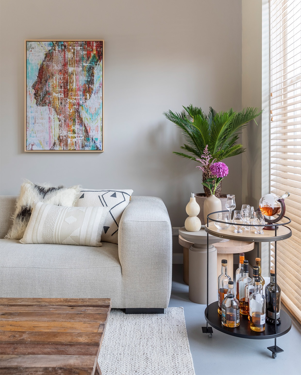 Flexa Creations muurverf Midden Turf (flexa.nl). Bamboe jaloezieën, prijs op aanvraag (woninginrichting-aanhuis.nl). Elementenbank Robin van Koozo vanaf € 2597,-, salontafel Campo van Must Living € 599,-, schaal Tribal Black van Must Living € 59,95, kaarsenhouders Flux van Urban Nature Culture, set van 2 € 79,95 (eijerkamp.nl). Bijzettafel Pillar van Nordal € 189,-, witte vaas van Blomus € 29,95, kaarsenhouder Wood Bulb van Urban Nature Culture € 41,95 (vtwonen.nl). Kussens v.l.n.r.: Zigzag € 89,95, Fantasy Line Knitted € 49,95, Craft € 49,95 (malagoon.nl). Wollen vloerkleed Durrie € 567,- (loook.be). Plant, bloemen en pot, prijs op aanvraag (bloemenweelde-amsterdam.nl). Drankenkar maatwerk, prijs op aanvraag (md-sign.nl). Kunst Ibiza Bonita van Atelier Paint-Ing met houten baklijst € 224,79 (werkaandemuur.nl). vtwonen weer verliefd op je huis | extra seizoen 15, aflevering 4 | styling Eva van de Ven | fotografie Margriet Hoekstra