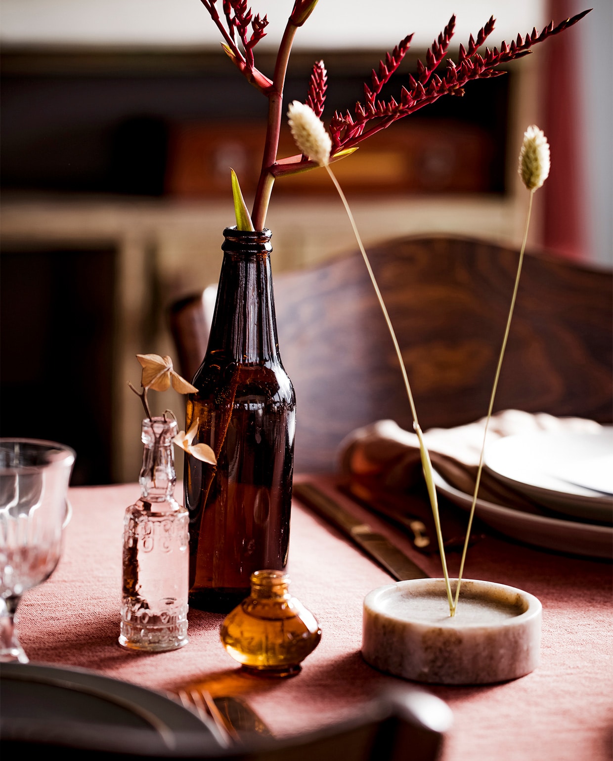 Bruine fles te huur, per 5 € 1,50 (happyvintage.nl). Overige vaasjes (kringloop). Marmeren wierookhouder € 5,99 (zarahome.com). vtwonen 07-2019 | styling Kim van Rossenberg  | fotografie Ernie Enkelaar | locatie Ajuma Zandvoort