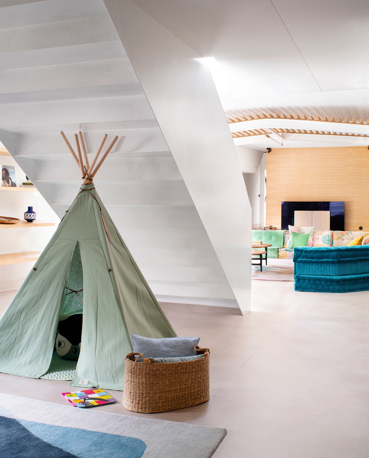 Muurverf Grey Stone van Little Greene, vloerkleed Hartô, tent Tipi Nevada van Nobodinoz, vloerkleed en banken uit collectie Mah Jong van Roche Bobois. Overig onbekend. styling Marie-Maud Levron| fotografie Patrick Sordoillet