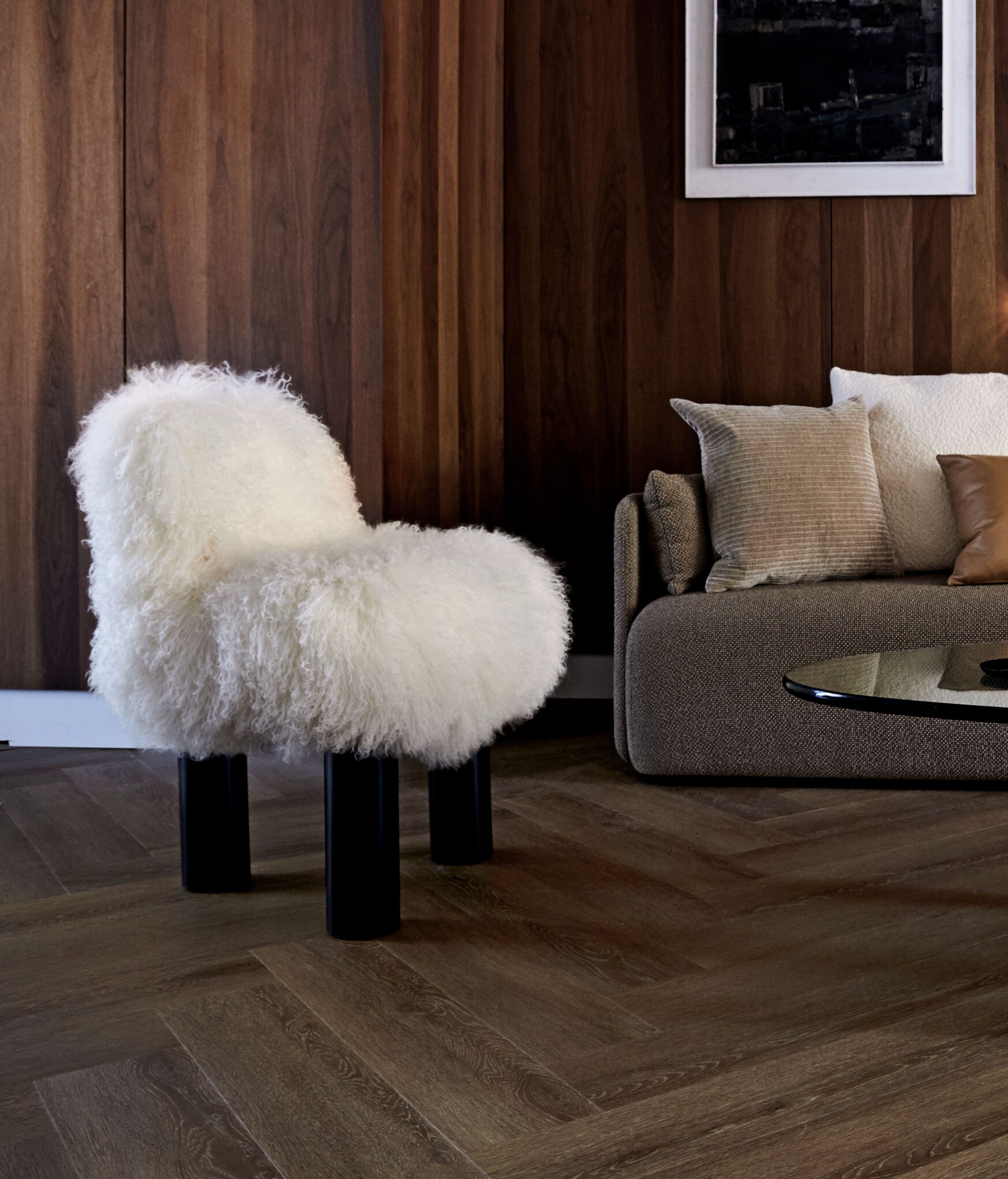 PVC Vloer Herringbone Sun Kissed, visgraat 76,5×15,3 cm dryback per m² € 44,95, 75×15 cm click per m² € 57,95. Ook in de kleuren Natural, Polar en Roasted. M.m.v. basiclabel.nl (eettafel, eetkamerstoelen en houten kruk van Woood), vtwonen.nl (grijze borden, schalen, kom, placemats, stenen pot met deksel, kruik met handvat, alles van Bloomingville), sissy-boy.com (grijze kan wit geverfd, houten schaal, rotan takken), hm.com (mand, linnen gordijn), paviljoennoord.com (groen wijnglas, groene waterglazen, houten bestek, groene glazen vaas, theedoek). Overig privébezit.