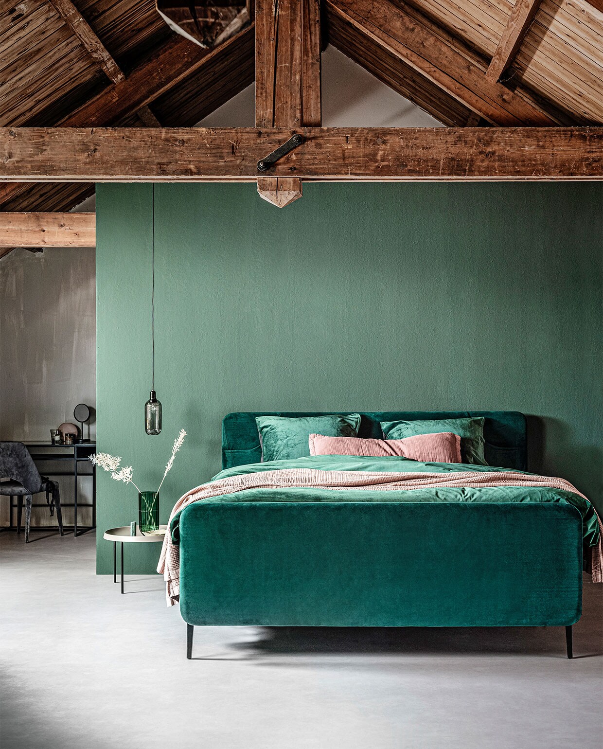 Boxspring Basil inclusief voetbord in stof Glory in kleur Bottle Green, zwart metalen frame en poot Track, 140×200 cm (bxl) vanaf € 1690,-.M.m.v. karwei.nl (muurverf Bottle van vtwonen), vtwonen.nl/vtwonen-collectie (dekbedovertrek, roze plaid, roze sierkussen, staande spiegel), loods5.nl/design (bijzettafel, hanglamp, platte roze vaas), loods5.nl (groene schaal blad), klevering.nl (groene marmeren kandelaar, groene glazen vaas), polspotten.nl (bureau, fluwelen stoel). Overig privébezit. JA | vtwonen 13-2019 | styling Danielle Verheul | fotografie Sjoerd Eickmans