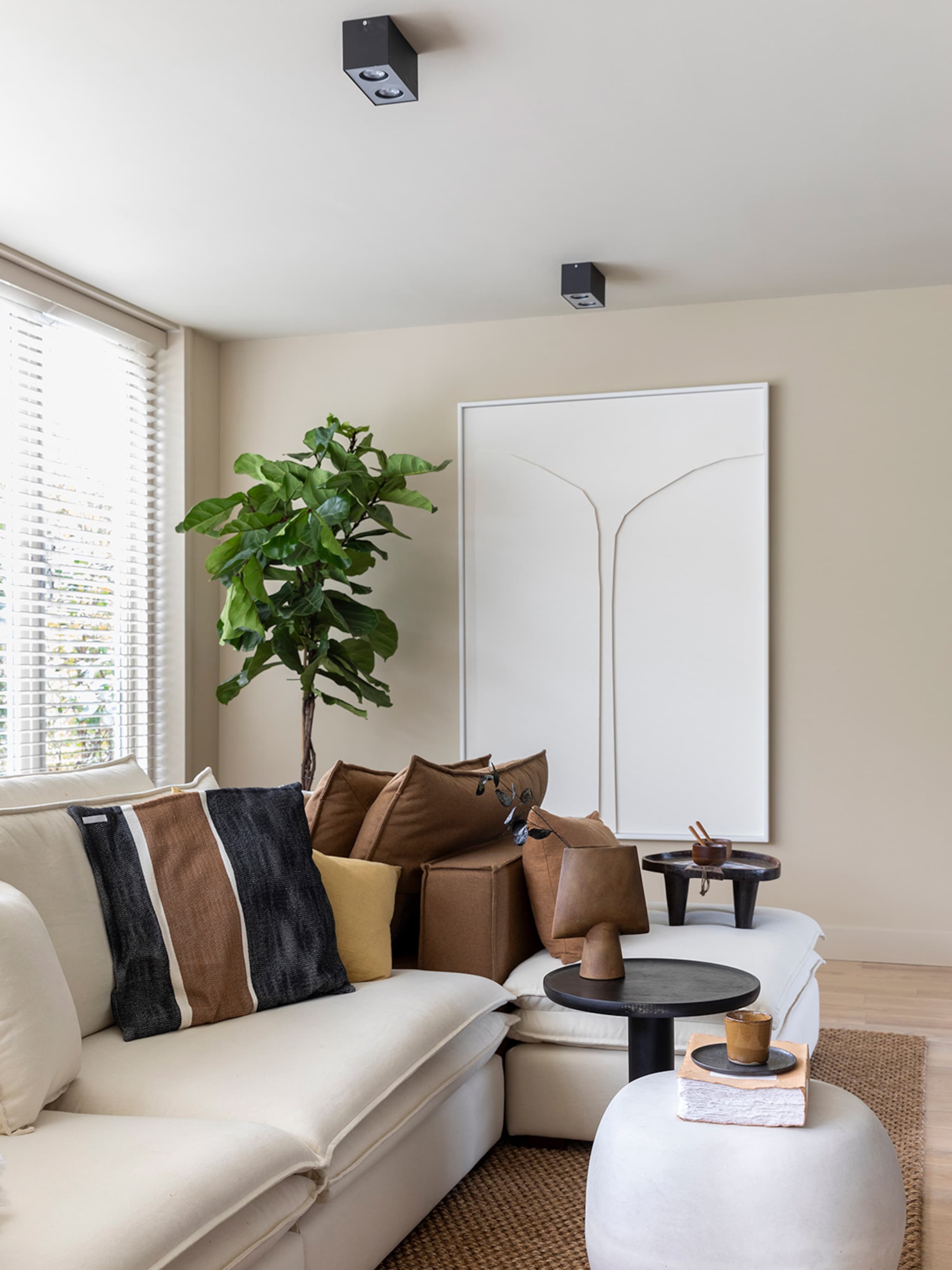 knus en isolerend de voordelen van een verlaagd plafond in de woonkamer