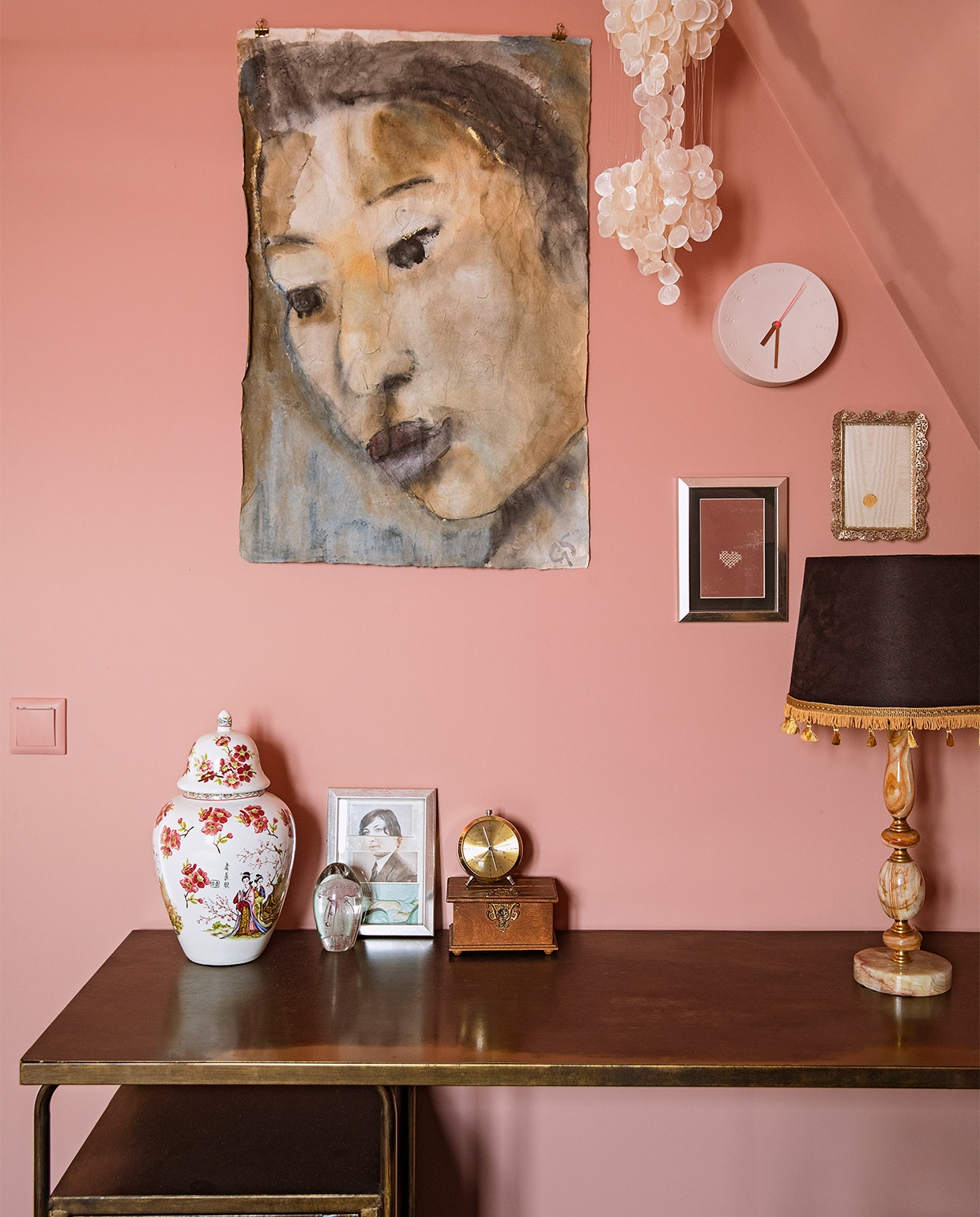Verfkleur houtwerk Rosewood en vloer Bisquit van Painting The Past. Vintage bureau, hanglampje en bruinleren fauteuil Living Once. Bureaustoel Loods 5. Schapenvacht en koperkleurige bollampen herkomst onbekend. vtwonen 06-2021 | styling Ilona Jongepier  | fotografie Dana van Leeuwen