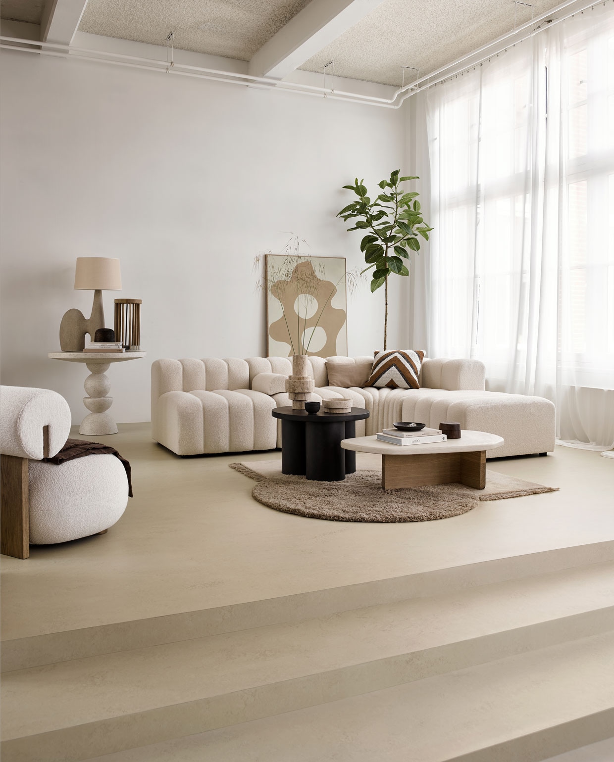 Marmoleum vloer kleur Zand, per m² € 48M.m.v. norr11.com (bank), fermliving.com (kleed), bondinterior.nl (fauteuil van Norr11), anneoldekalter.com (schilderij), aedamanthony.nl (salontafel met microcement blad en houten onderstel), edha-interieur.nl (donkerbruine salontafel van 101 Copenhagen, kussen met strepen), domedeco.com (travertin vaas en schaal), lanena-home.com (lamp, witte hoge tafel), prinsheerlijkantiek.nl (houten hoedenmallen), studiomilo.nl (houten object met beton). Overig privébezit. vtwonen 08-2022 | productie Tanja Saarber| styling Cleo Scheulderman | fotografie Alexander van Berge