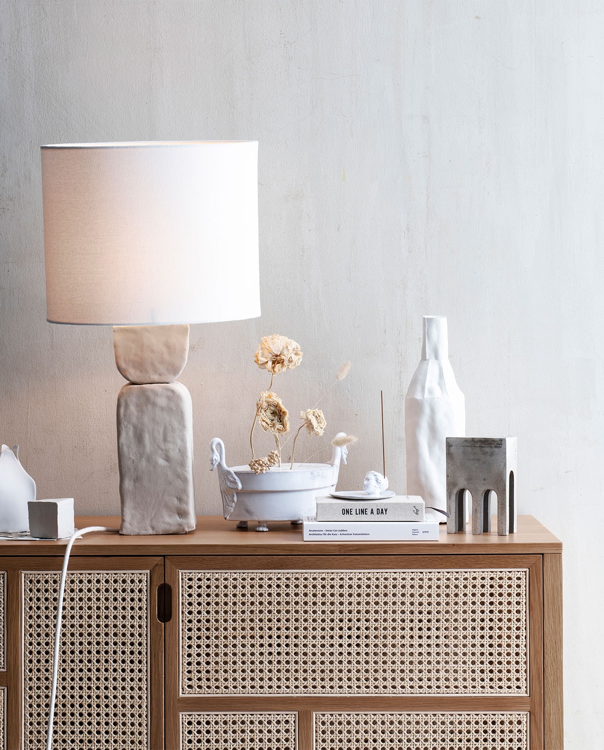 Lampenvoet uit vtwonen DIY Snoer per meter € 4,20, fittingringen per stuk € 0,65, fitting met buitendraad € 1,75, lamp € 5,99, stekker € 1,75, draadeinde per meter € 4,89 (snoerboer.nl). Lamp waarvan kap is gebruikt € 89,99 (zarahome.com). Kast € 1858,-, witte hoge vaas € 175,-, (edha-interieur.nl). Vaas links € 11,50, (bijenkorf.nl). Kaart pak van 8 € 24,95 (sukha.nl). Droogtakjes prijs op aanvraag (tuinvanjudith.wordpress.com). Vaas met zwanenkopjes € 329,-, wierookhouder € 69,-, wierook € 35,-, boek One line a day €19,95 (maisonnl.com). Boek onderop € 40,-, grijze siervorm € 145,- (frozenfountain.nl). Overig privébezit. vtwonen 08-2020 | styling Liza Wassenaar | Louis Lemaire
