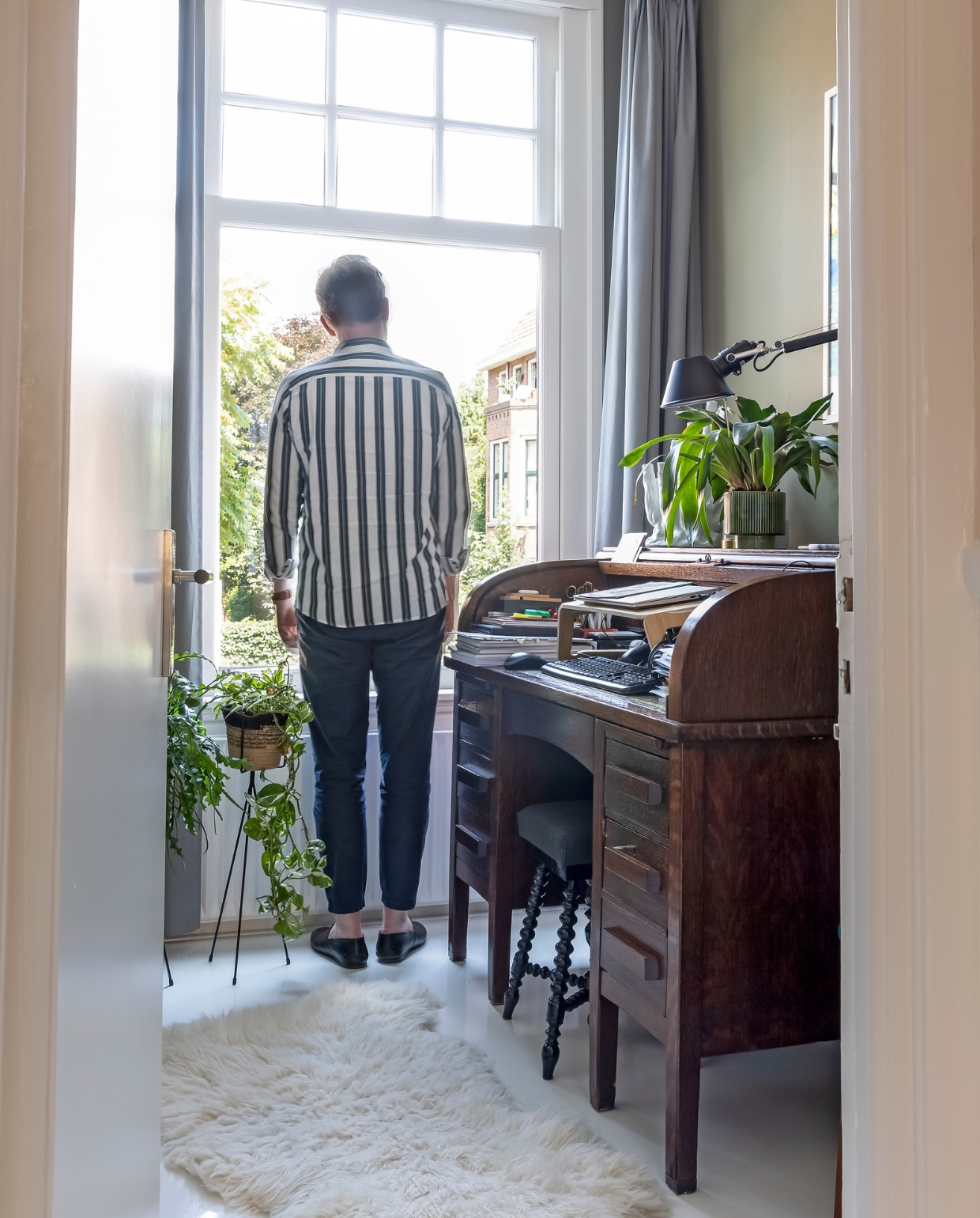 Herkomst antiek bureau onbekend, bureaulamp Artemide, plantenbak op poten Ferm Living. vtwonen 10-2022 | fotografie Henny van Belkom
