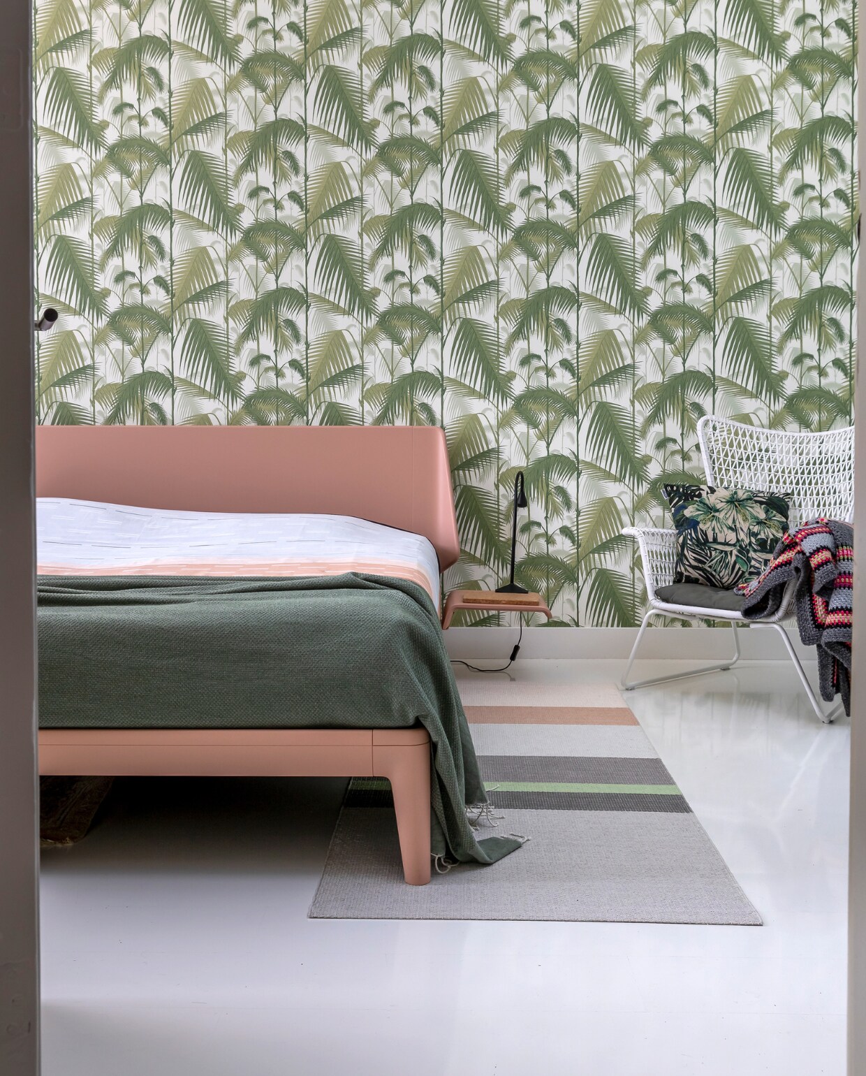 Behang Cole &amp; Son, bed Auping, dekbedovertrek Mae Engelgeer, vloerkleed Hay, stoel en bijzetlamp Ikea. Vloer witte epoxylak over oud laminaat. Overig herkomst onbekend. vtwonen 10-2022 | fotografie Henny van Belkom