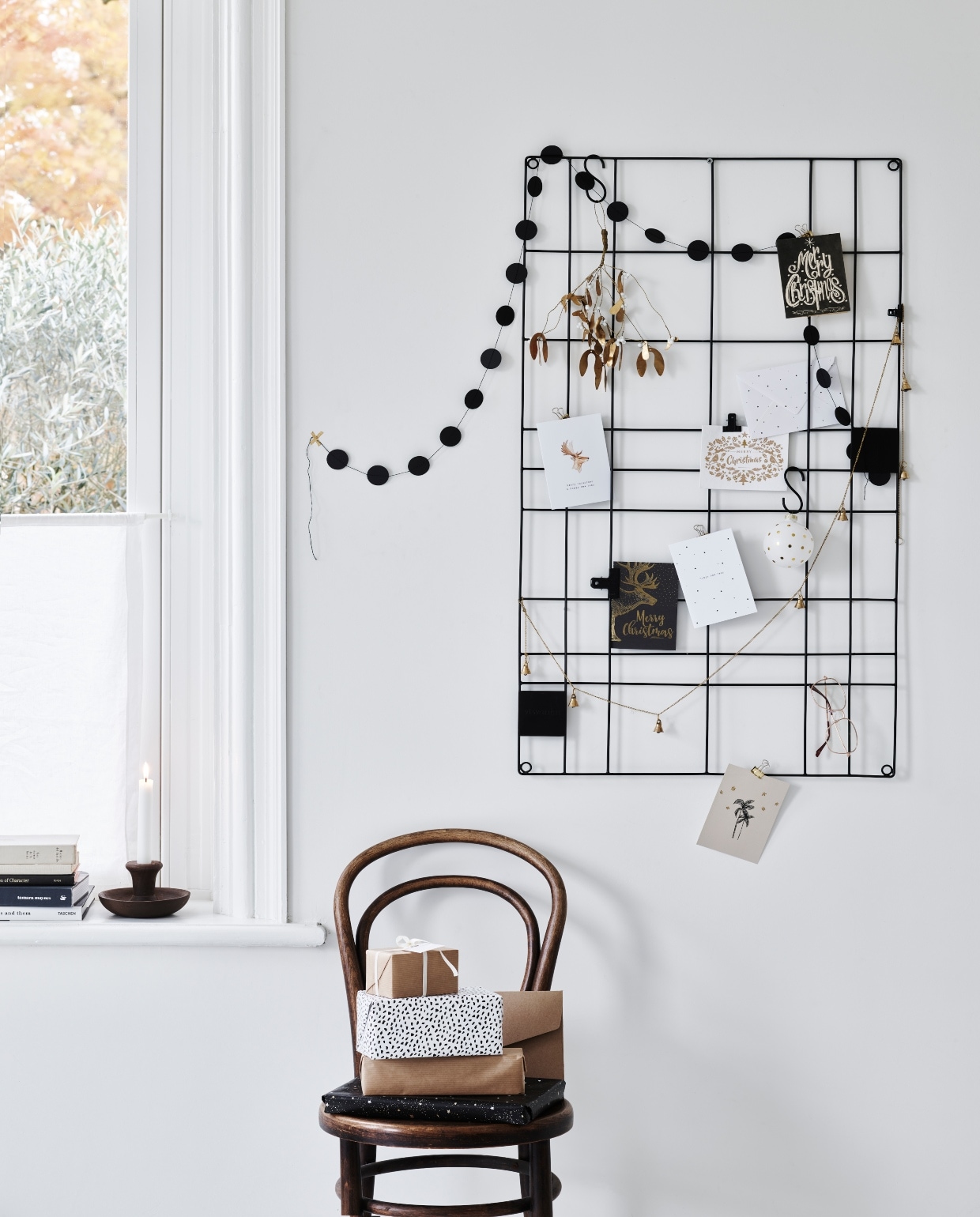 Kandelaar met zwarte kop, Ø 16 cm€ 14,95, metalen memobord, 60×105 cm€ 29,95, metalen S-haken, maat S 8×4 cm,per 6 € 5,95, metalen clips maat S, per 6€ 5,95, metalen slinger met belletjes,lengte 250 cm € 14,95. Overig privébez vtwonen 09-2020 | styling Marlies Does | fotografie Sven Benjamins | productie Tanja Saarberg