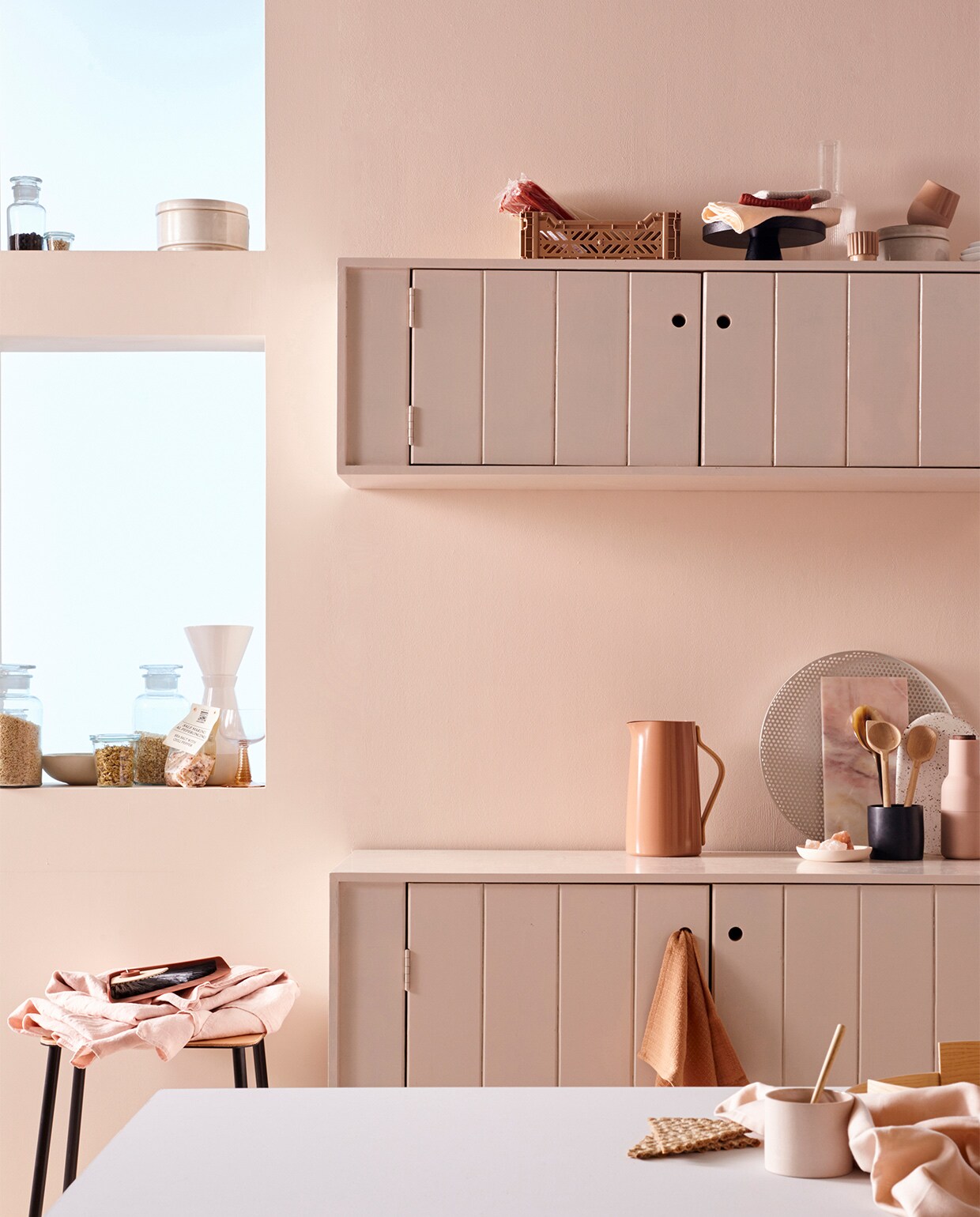 Verf op wand en keuken Poeder van HistorOne, per liter vanaf ? 30,95 (deruverfenbehang.nl). Parket visgraat eiken wit geolied van vtwonen, breedte plank 15 cm, per m ? 69,95 (karwei.nl). Keuken prijs op aanvraag (com-anders.nl). Glazen apothekerspotten vanaf ? 5,95, weckpotten, vanaf ? 2,50, zakje zout met chilipeper ? 2,50, chili pasta ? 4,95 (dille-kamille.nl). Zandkleurige schaal ? 7,99, koffiepot ? 19,99, roze theedoek ? 9,- (hm.com). Wijnglas op roze voet ? 8,25 (hkliving.nl). Voorraadpot van keramiek met deksel klein ? 15,95, groot ? 18,95, roze espressokopje ? 3,75, wit ovaal dienblad ? 21,- (loods5.nl). Kruk met leren zitting ? 300,-, roze beker met ronde onderkant ? 38,-, zachtroze kopje van keramiek ? 19,-, houten lepel ? 4,- (restored.nl). Rode stoffer en blik ? 34,95, minikrat ? 8,95, aanrechtdoekjes set van drie ? 14,95, roze kan met houten handvat ? 74,95, zoutkristallen ? 14,-, roze peper- en zoutmolen per set ? 69,95, rond wit dienblad ? 49,-, oranje vaatdoek, set van drie ? 14,95 (klevering.nl). Roze linnen tafellaken ? 144,50, zachtroze bord ? 27,90, roze marmeren dienblad ? 24,90, houten pollepels per stuk ? 12,- (letoile.store). Glazen karaf ? 34,- (loods.nl/design). Zwarte houten etagre ? 79,95 (paviljoennoord.com). Blond houten dienblad ? 135,- (coosdewitwonen.nl). Overig privbezit. vtwonen 06-2019 | styling Danielle Verheul | fotografie Petra Steenkamer