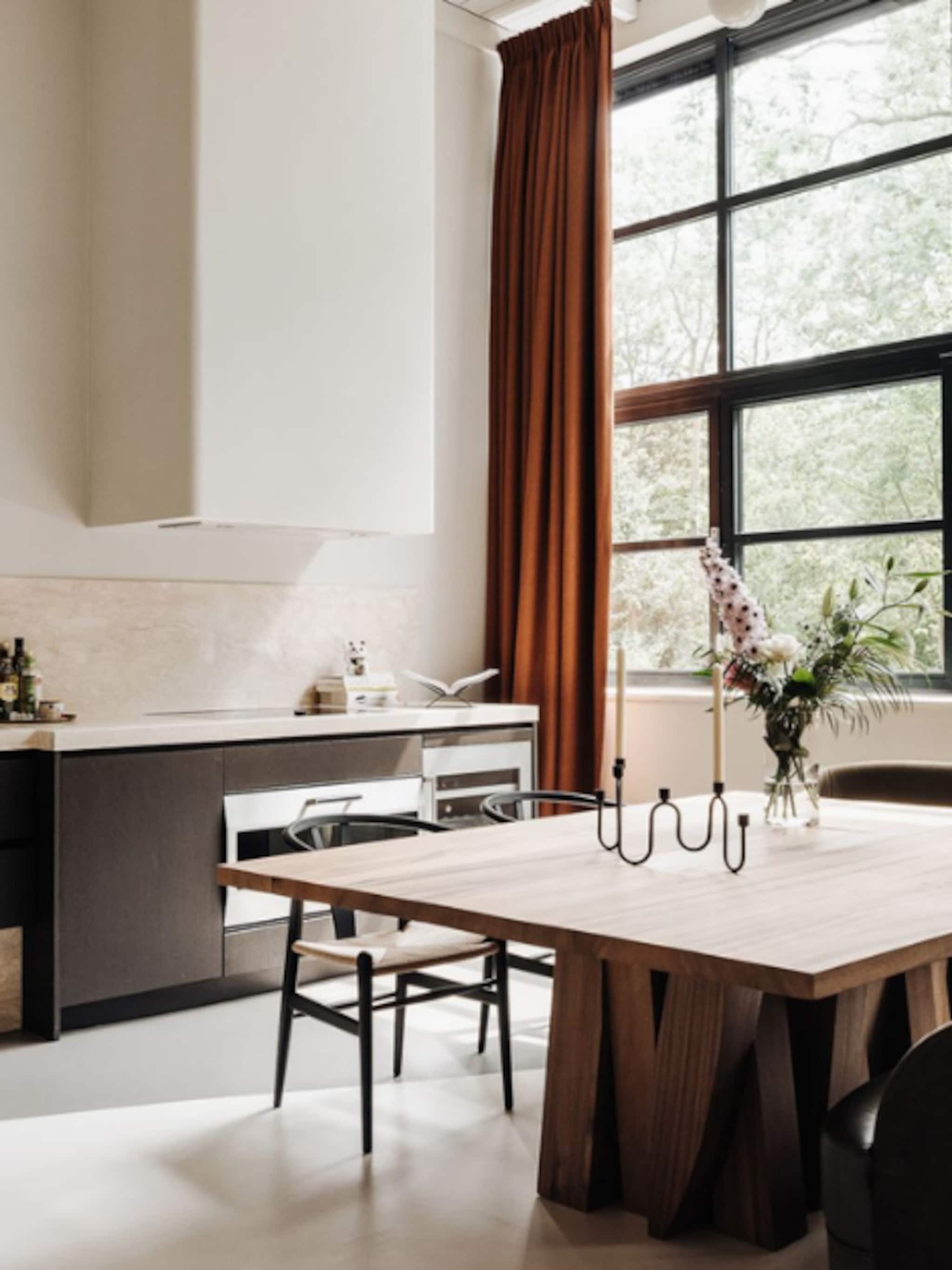funda parel chic ingerichte atelierwoning met golvende muren
