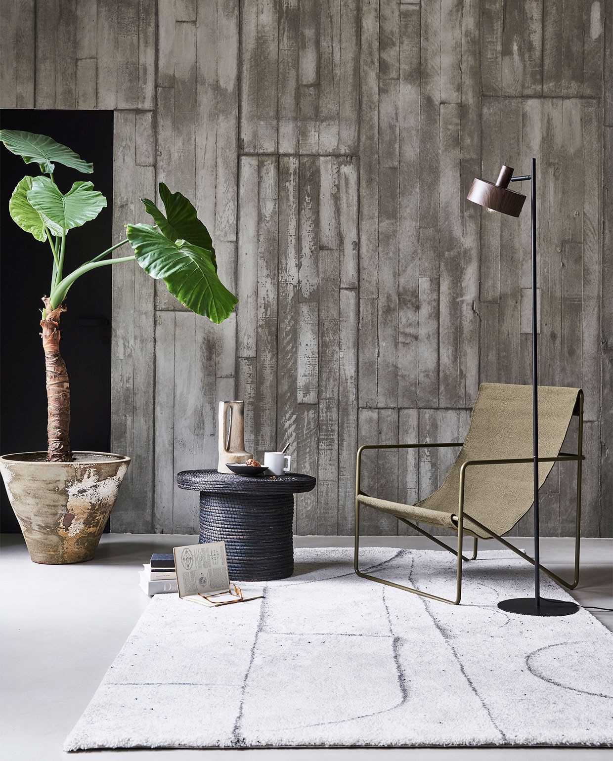Metalen vloerlamp Woody, 28x43x160 cm (lxbxh), exclusief lichtbron € 149,-. Vloerkleed Abstract in crème, 160×230 cm € 199,-. (vtwonen.nl)M.m.v. couleurlocale.eu (salontafel, vaas), vtwonen.nl (fauteuil Desert van Ferm Living). Overig privébezit. JA | vtwonen 11-2021 | styling Marlies Does | fotografie Bart Brussee | productie Tanja Saarberg