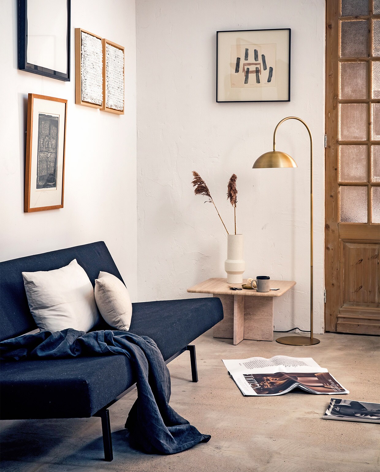 M.m.v. cocooncollectables.nl (vintage slaapbank, tafel van travertin, lijsten), hkliving.nl (vaas), hm.com (zwart laken, wit groot kussen), bymolle.com (langwerpig linnen kussen), overig privébezit. vtwonen 02-2020 | styling Marlies Does | fotografie Ernie Enkelaar