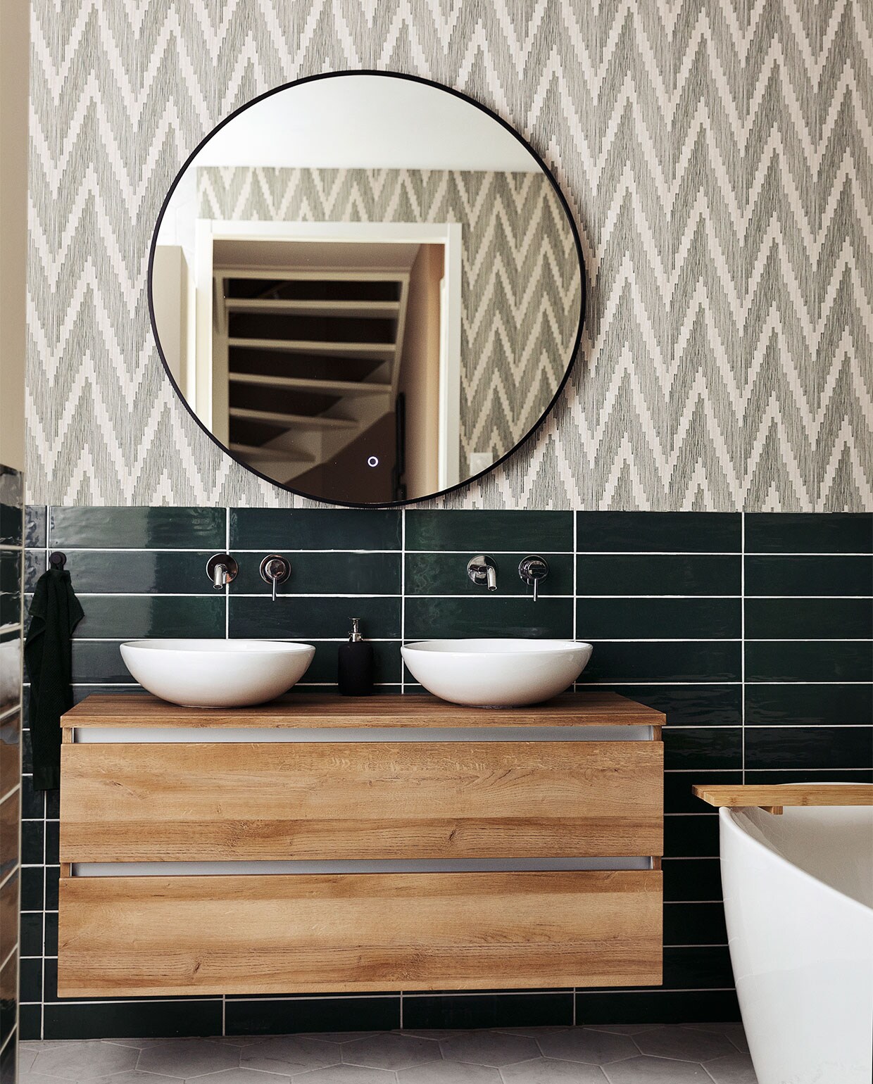 Badkamerkast Unihopper. Wastafelkommen Solid Surface. Kranen en vrijstaand bad ADW. Spiegel Best Design. Tegels Sartoria. Behang BN Walls. Kleed H&amp;M Home. vtwonen 10-2021 | styling Ilona Jongepier  | fotografie Dana van Leeuwen
