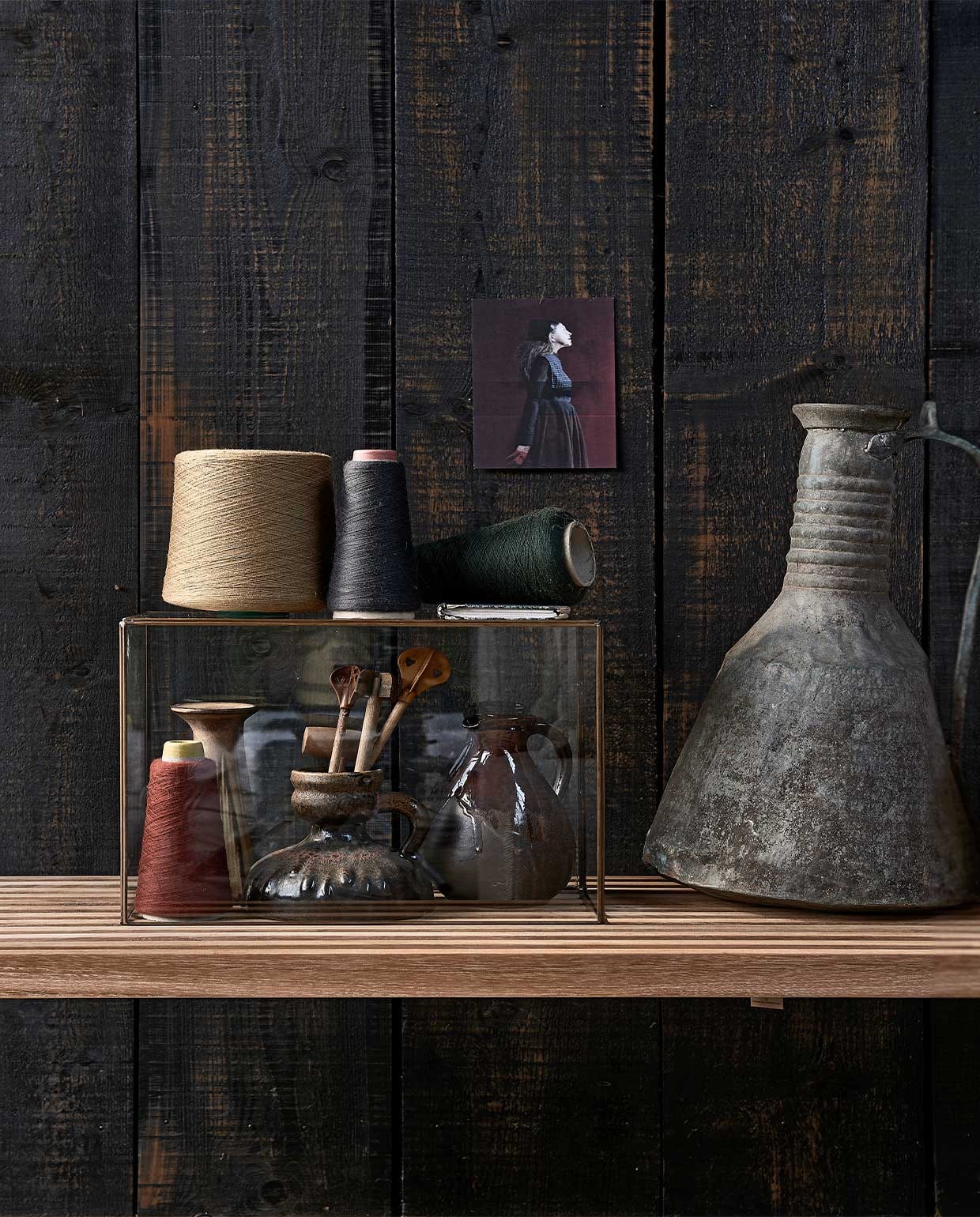 Industriële woonkamer, , Rechthoekige glazen stolp L, 40x20x32 cm € 119,-, lattenbank, 45x160x43 cm (hxbxd) € 625,- (hkliving.nl). Klossen, per stuk € 6,-, vaasjes vanaf € 17,50, hoge zinken kan € 175,-, divers keukengerei vanaf € 5,- (neeflouis.nl). vtwonen 3-2022 | styling Fietje Bruijn | fotografie Dennis Brandsma\n