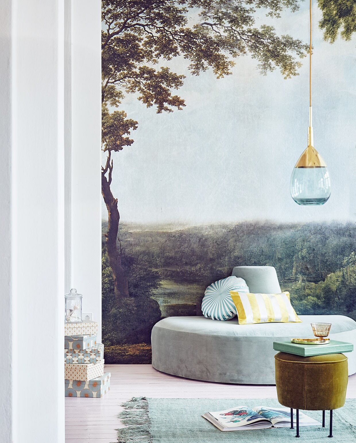 Romantische woonkamer, , Behang Collaboration Tres Tintas M2600-1 van Rebel Walls (De Ru). Halfronde fluwelen bank Pouf with backrest van Tine K Home (Biggles). Zachtgroen linnen vloerkleed (HKliving). Kleine mosgroene poef van Gubi (Mobilia). Dozen set van 6, kussen, geel gestreept kussen (bungalow.dk). Glas op voet (Madam Stoltz). Gouden schaaltje (AYTM). Hanglamp van groen glas met goud van Ebb &amp; Flow (Goeds). vtwonen 11-2017 | styling Cleo Scheulderman | fotografie Jeroen van der Spek