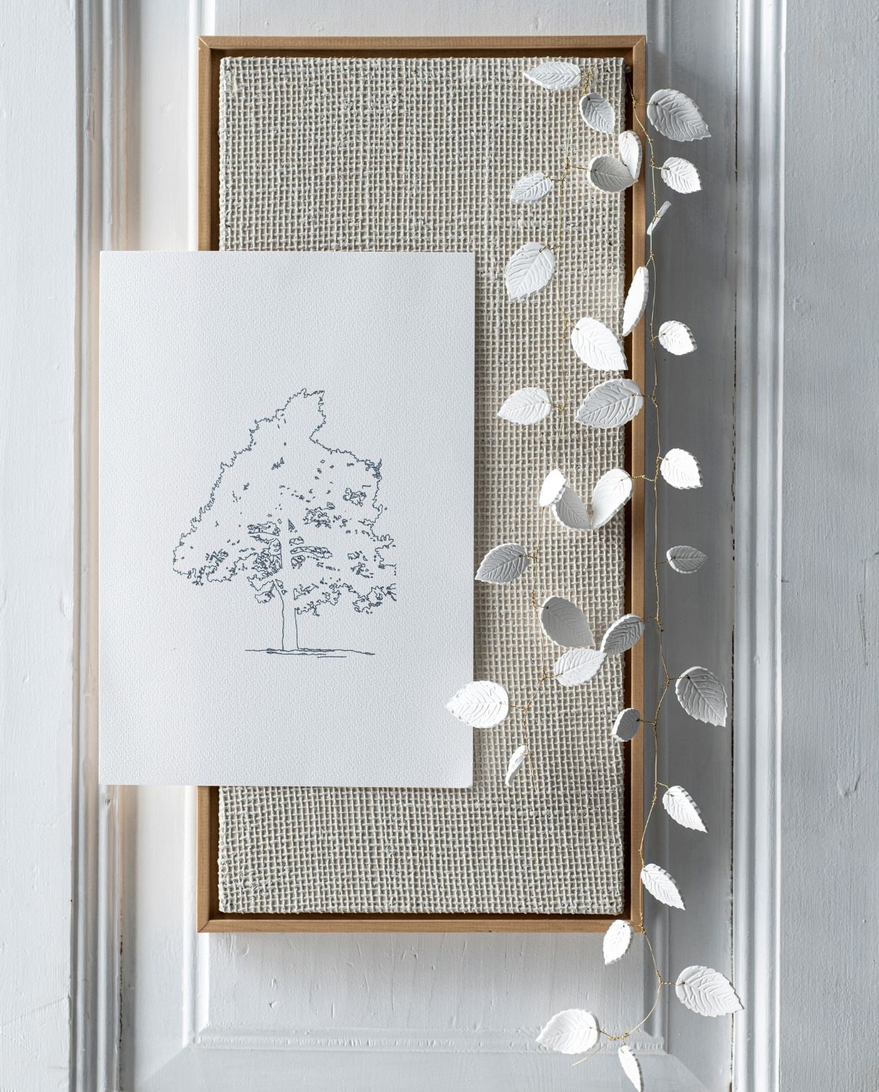Effen juten doek met structuur en houten lijst 25×50 cm € 49,99 (zarahome.com). Handgemaakte mini vaas van Charlaine Larissa € 18 (zaanschfaamwebshop.nl. Messing kapstokhaak € 3,99 (onlinedeurbeslagshop.nl). Katoenen zak € 2,75 (natuurproduct.com). Illustratie uit oud vtwonen boek. vtwonen 09-2022 | styling Myla Griese | fotografie Louis Lemaire